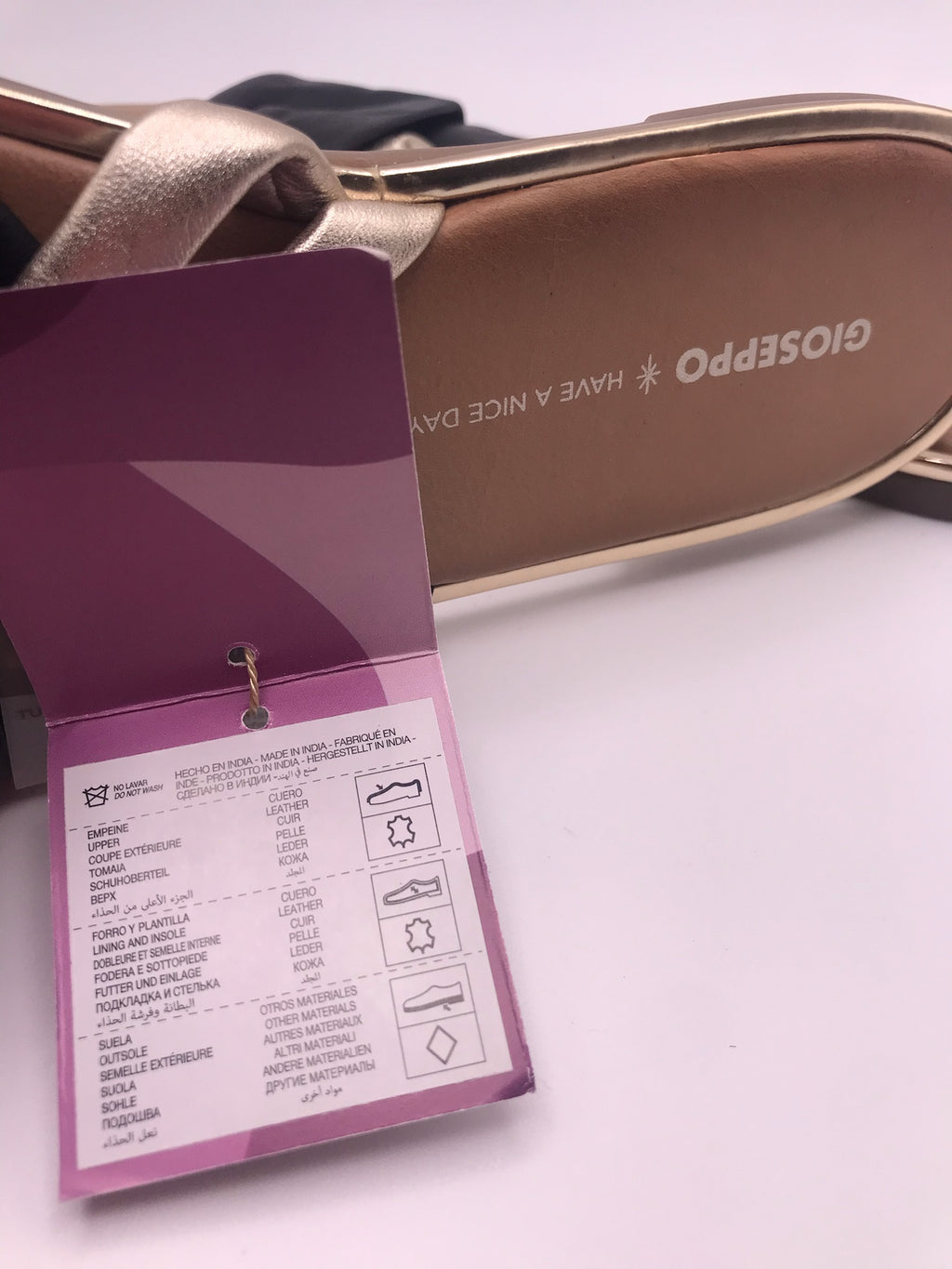 Sandálias Rasas Femininas Gioseppo em Pele Preta e Dourada; Chinelo de Verão Elegante com Tiras Cruzadas; Calçado Confortável e Moderno