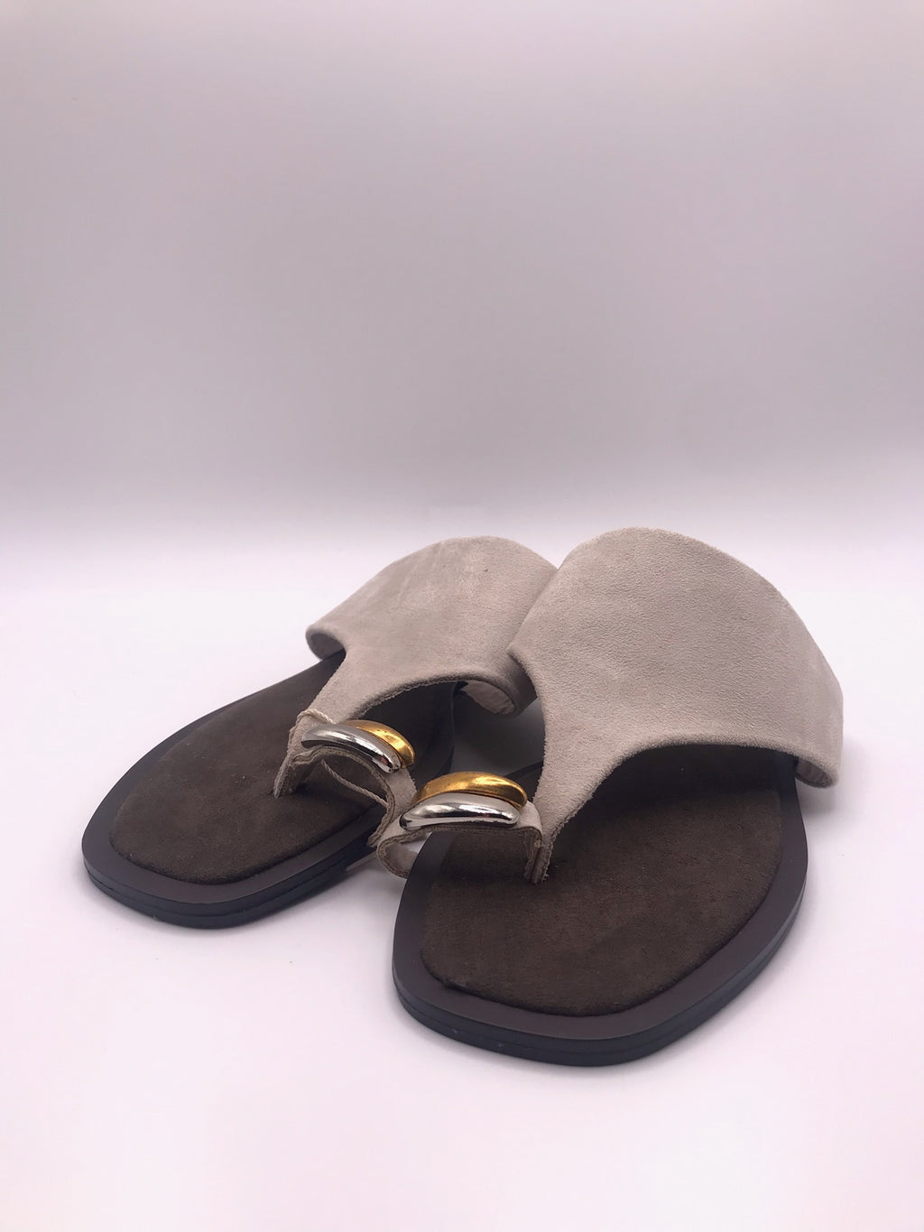 Sandálias Rasas Femininas Corina em Camurça Taupe; Chinelo de Dedo Elegante com Detalhe Metalizado; Calçado de Verão Confortável e Moderno