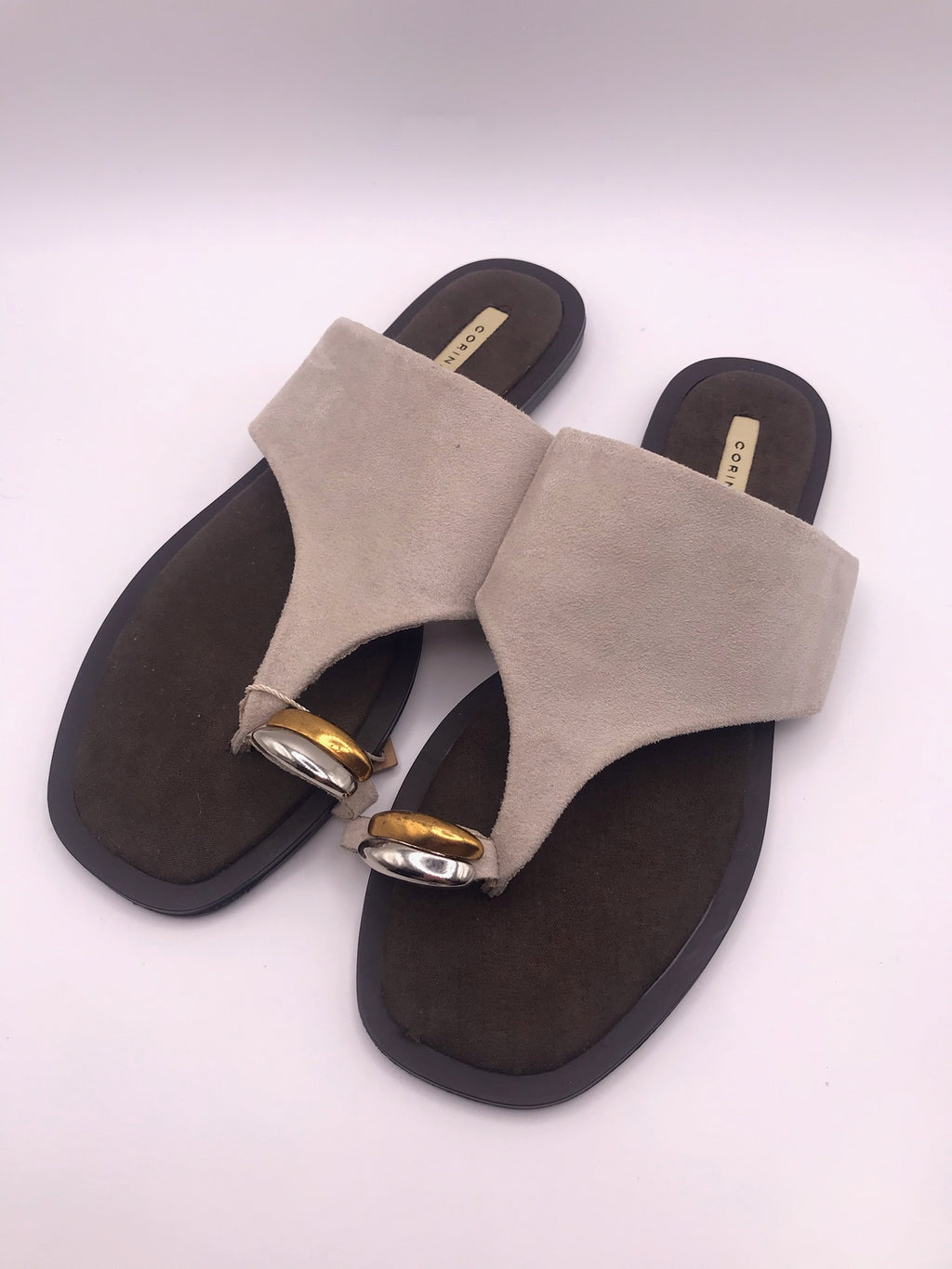 Sandálias Rasas Femininas Corina em Camurça Taupe; Chinelo de Dedo Elegante com Detalhe Metalizado; Calçado de Verão Confortável e Moderno