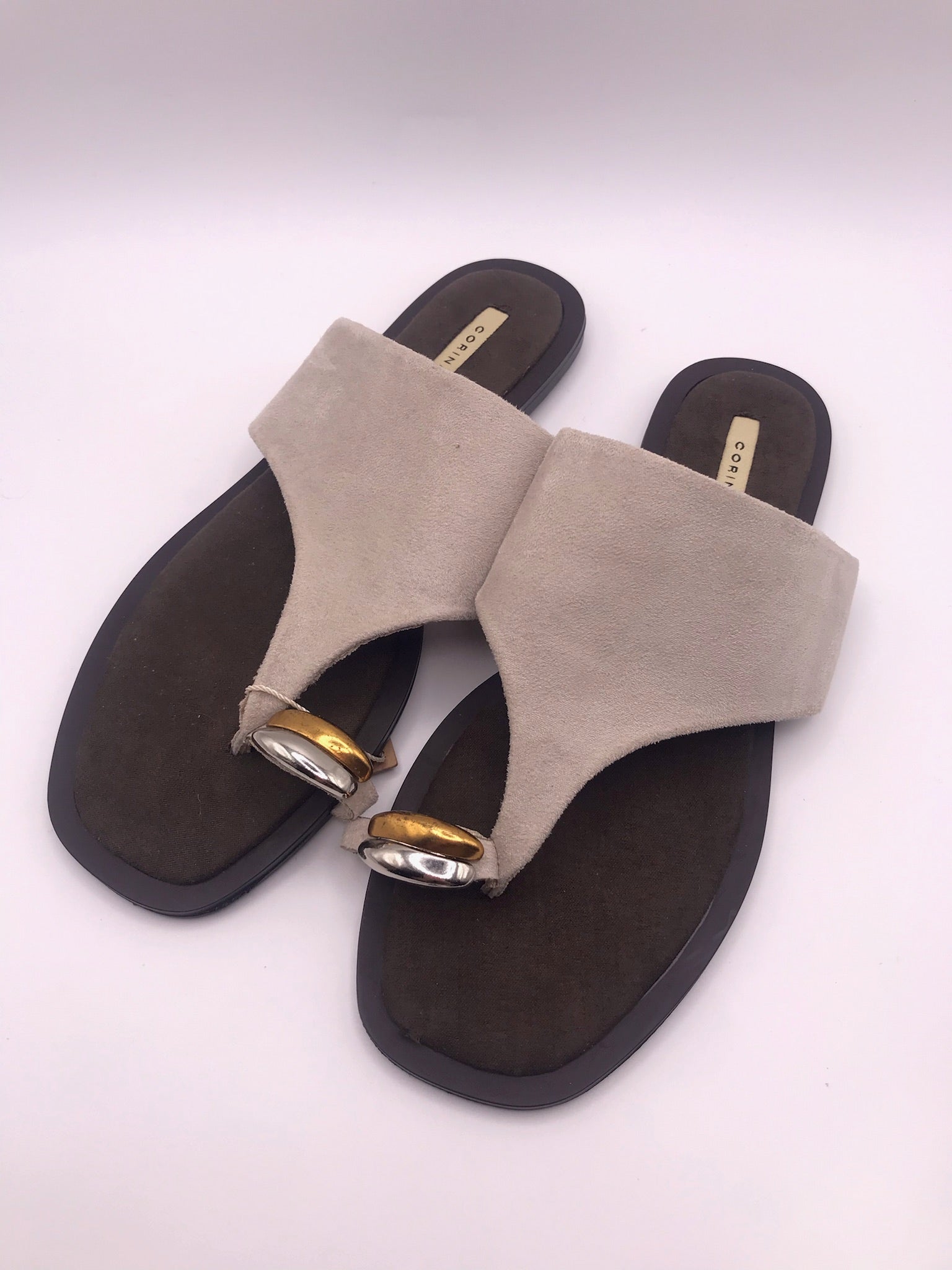 Sandálias Rasas Femininas Corina em Camurça Taupe; Chinelo de Dedo Elegante com Detalhe Metalizado; Calçado de Verão Confortável e Moderno