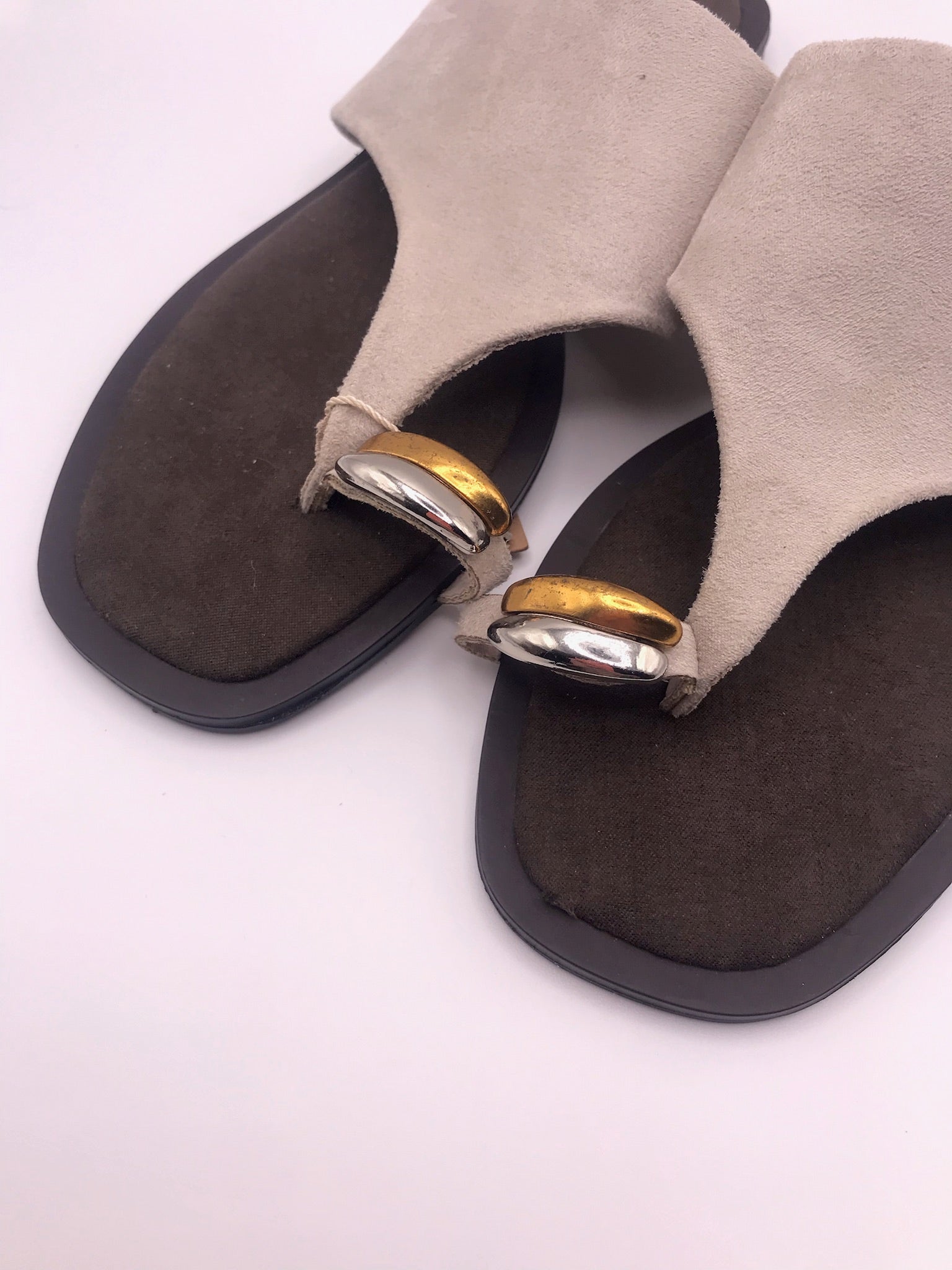 Sandálias Rasas Femininas Corina em Camurça Taupe; Chinelo de Dedo Elegante com Detalhe Metalizado; Calçado de Verão Confortável e Moderno