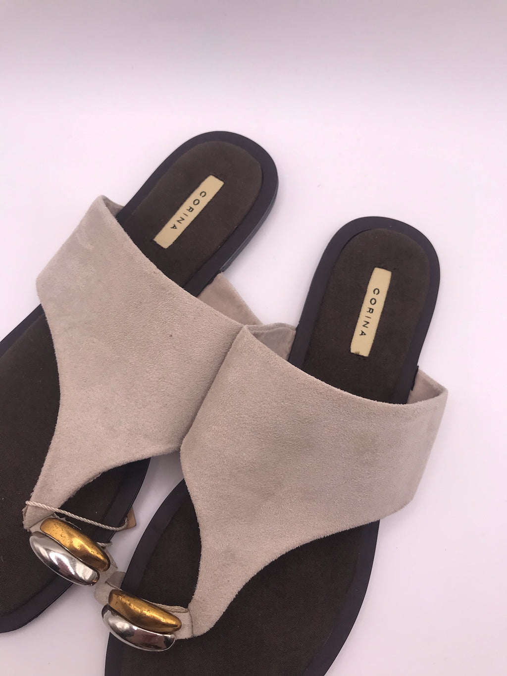 Sandálias Rasas Femininas Corina em Camurça Taupe; Chinelo de Dedo Elegante com Detalhe Metalizado; Calçado de Verão Confortável e Moderno