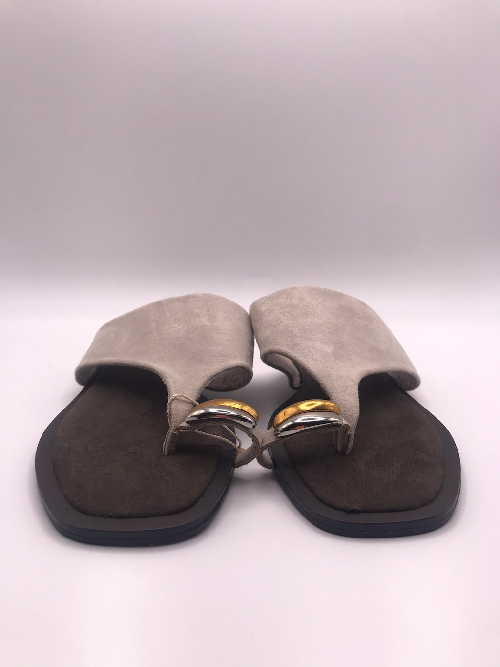 Sandálias Rasas Femininas Corina em Camurça Taupe; Chinelo de Dedo Elegante com Detalhe Metalizado; Calçado de Verão Confortável e Moderno