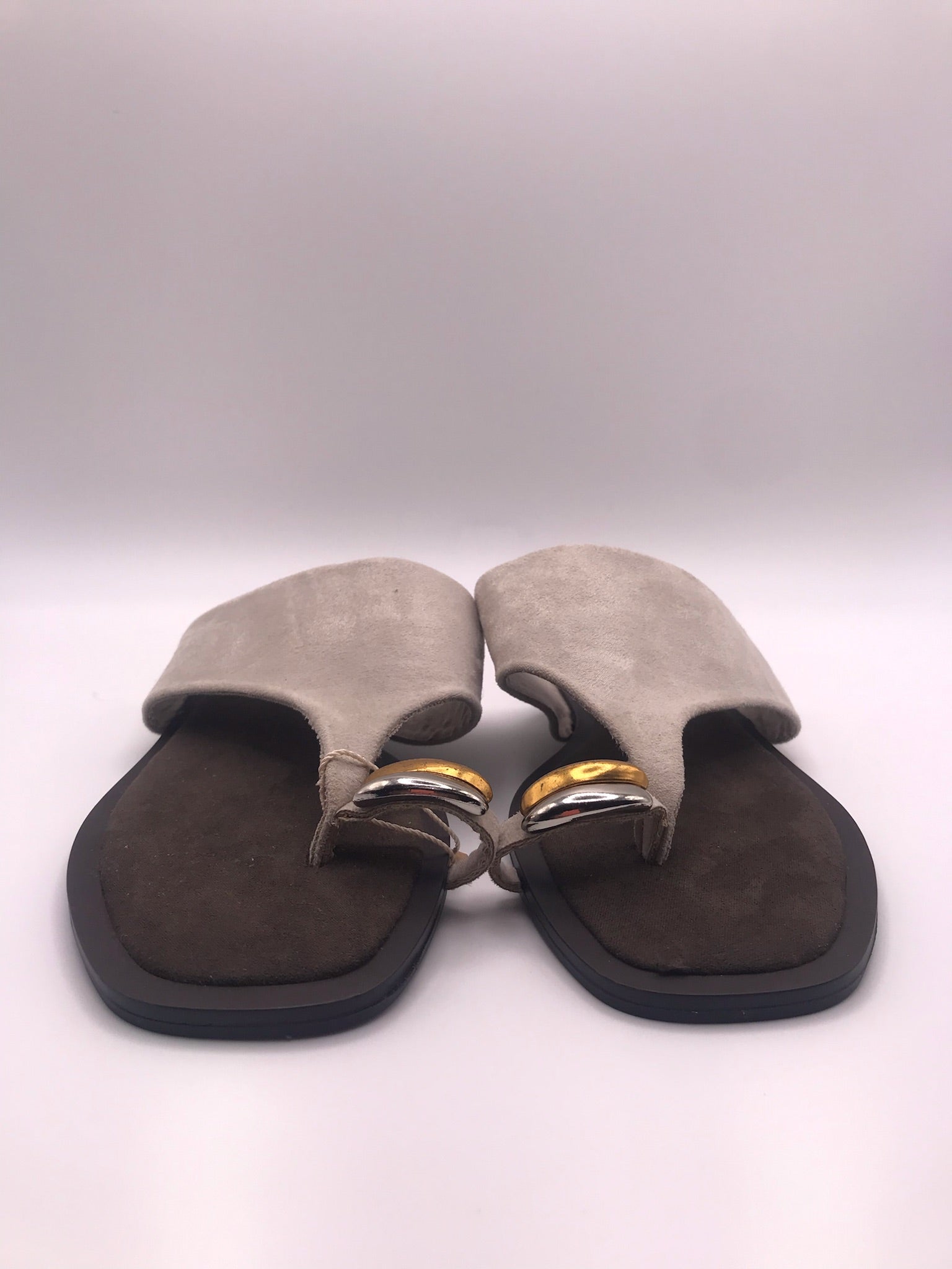 Sandálias Rasas Femininas Corina em Camurça Taupe; Chinelo de Dedo Elegante com Detalhe Metalizado; Calçado de Verão Confortável e Moderno