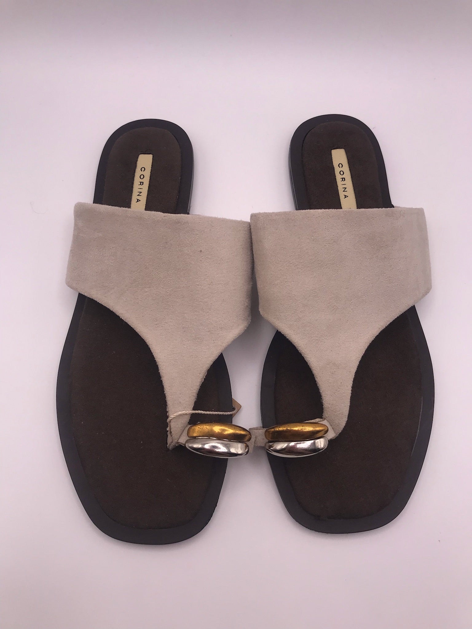 Sandálias Rasas Femininas Corina em Camurça Taupe; Chinelo de Dedo Elegante com Detalhe Metalizado; Calçado de Verão Confortável e Moderno