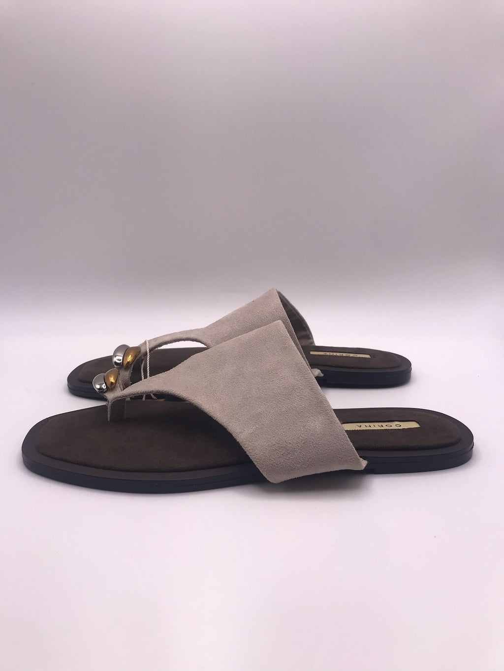 Sandálias Rasas Femininas Corina em Camurça Taupe; Chinelo de Dedo Elegante com Detalhe Metalizado; Calçado de Verão Confortável e Moderno