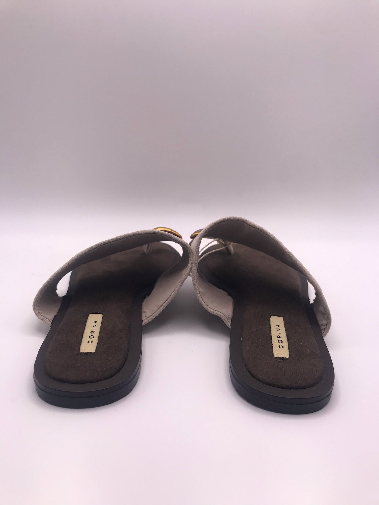 Sandálias Rasas Femininas Corina em Camurça Taupe; Chinelo de Dedo Elegante com Detalhe Metalizado; Calçado de Verão Confortável e Moderno