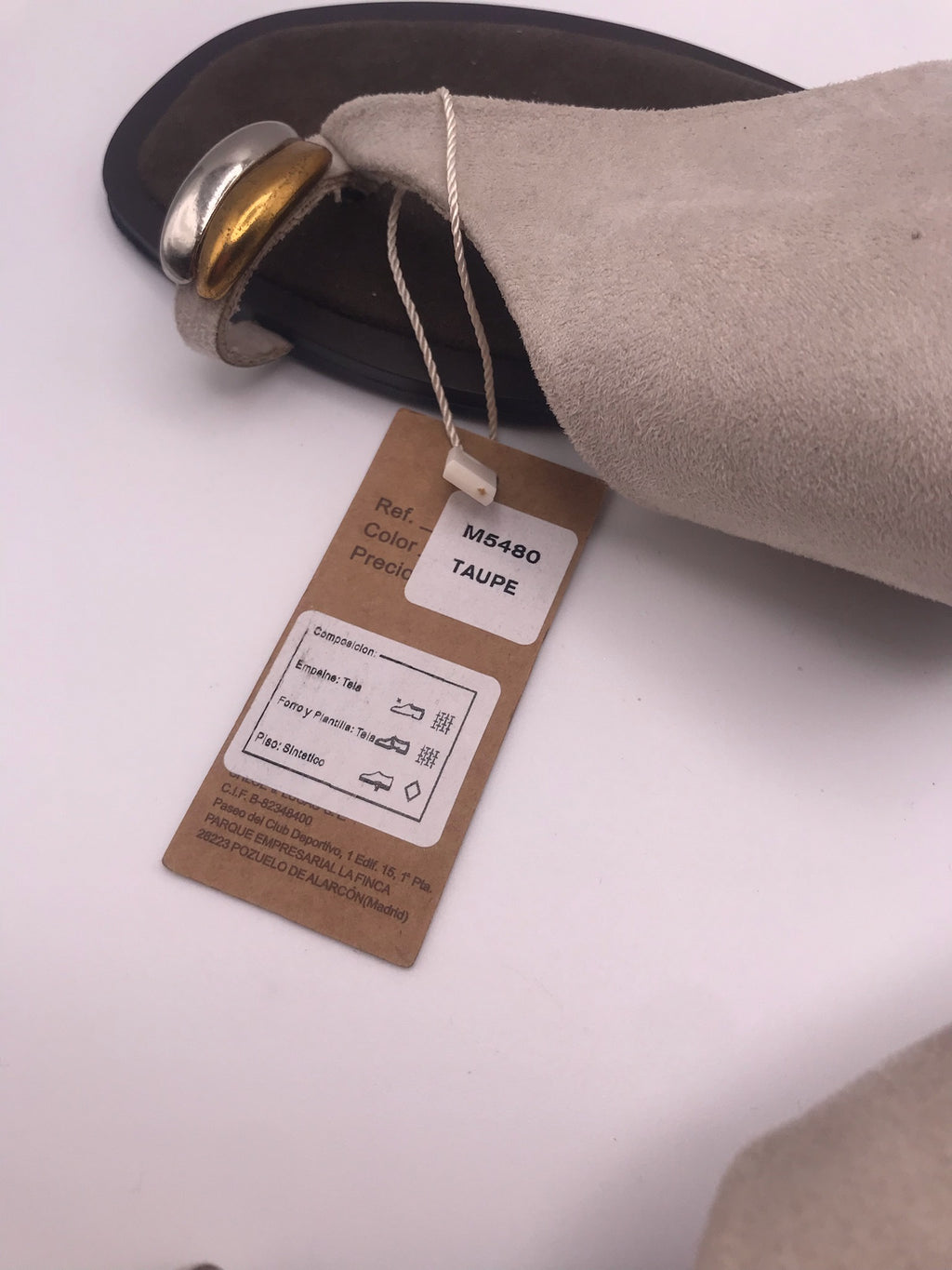 Sandálias Rasas Femininas Corina em Camurça Taupe; Chinelo de Dedo Elegante com Detalhe Metalizado; Calçado de Verão Confortável e Moderno