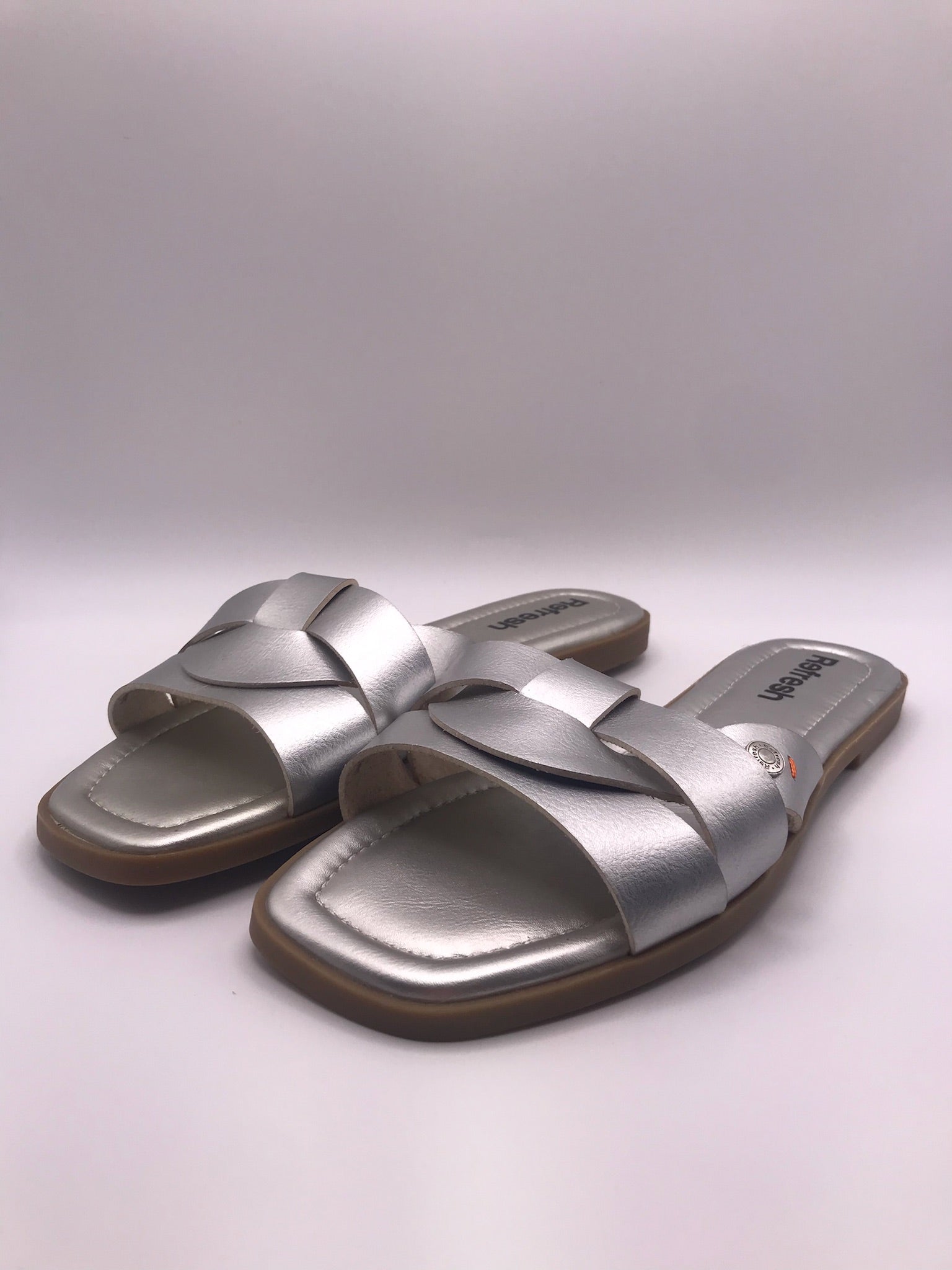 Sandálias Rasas Femininas Refresh em Prateado com Tiras Cruzadas; Chinelo de Verão Elegante e Confortável; Calçado Casual Moderno para Mulher