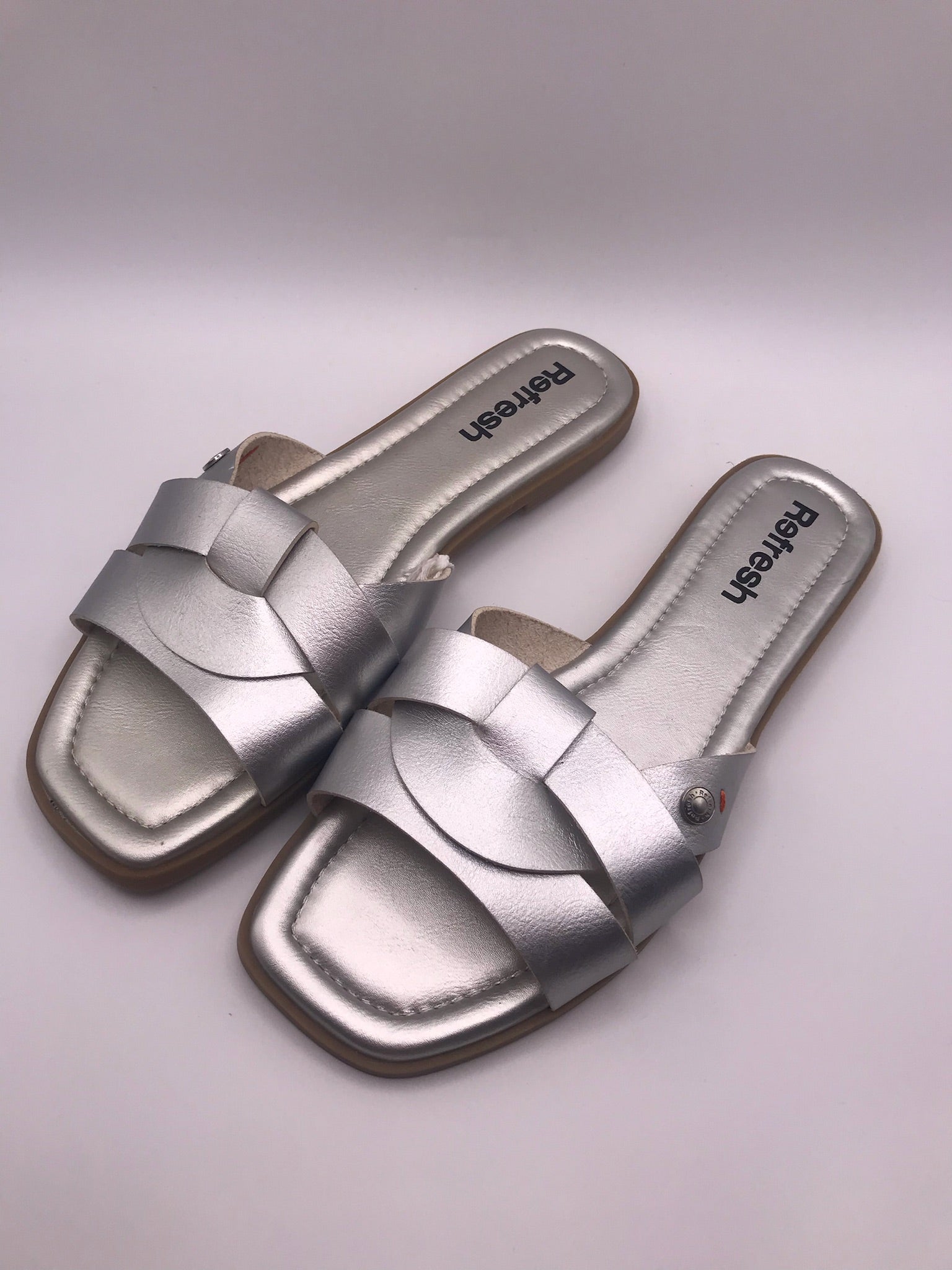 Sandálias Rasas Femininas Refresh em Prateado com Tiras Cruzadas; Chinelo de Verão Elegante e Confortável; Calçado Casual Moderno para Mulher