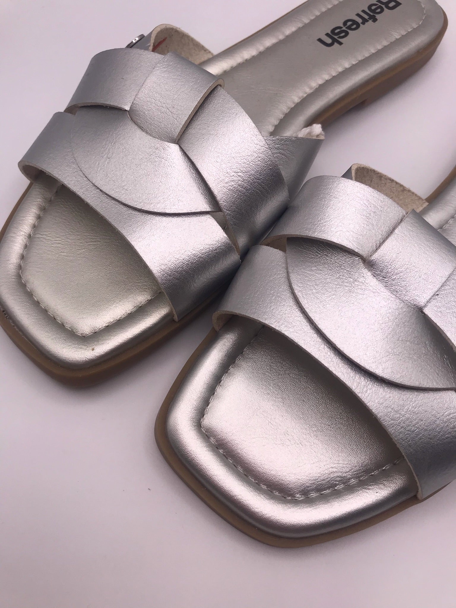 Sandálias Rasas Femininas Refresh em Prateado com Tiras Cruzadas; Chinelo de Verão Elegante e Confortável; Calçado Casual Moderno para Mulher