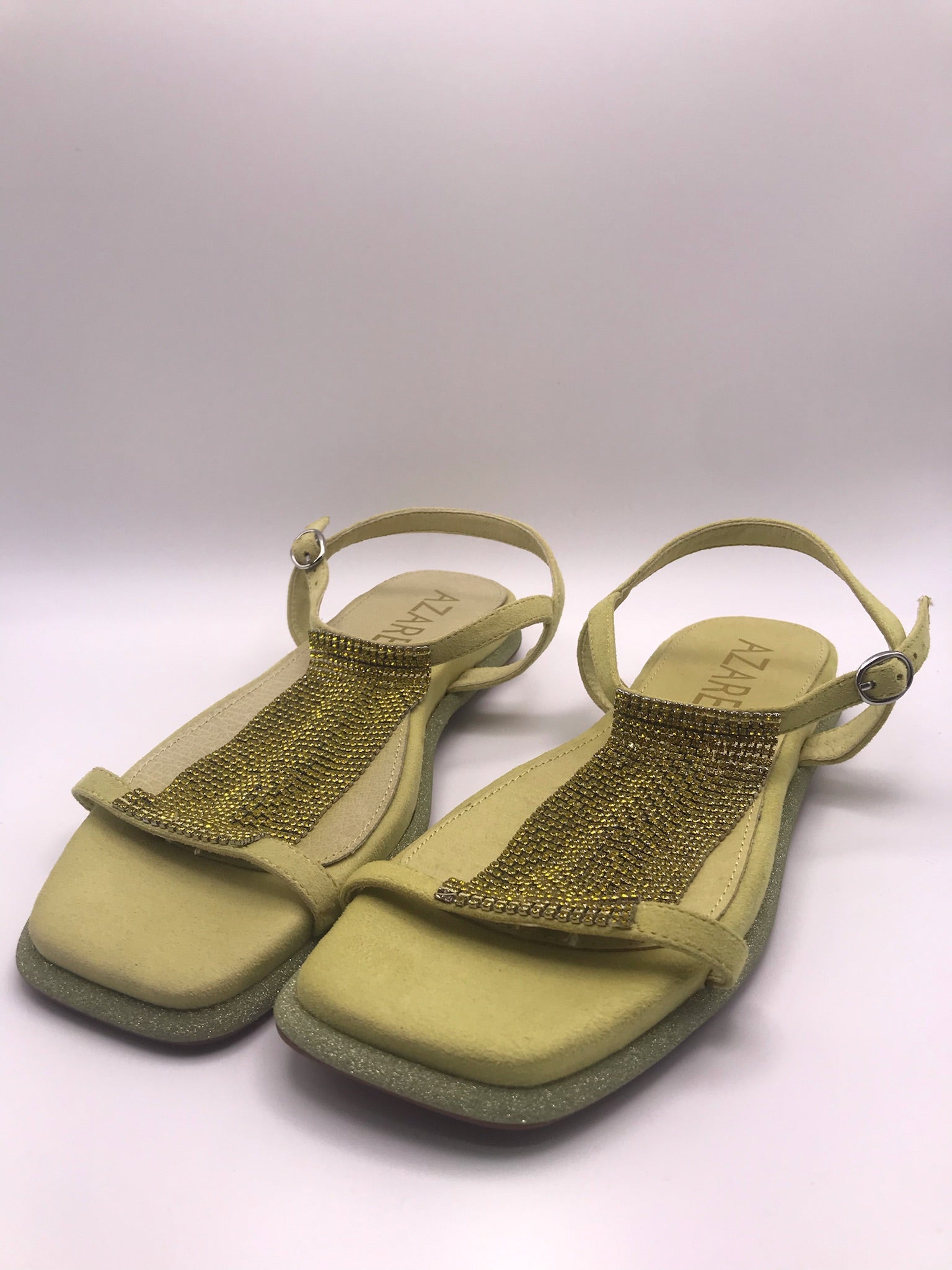 Sandálias Rasas Femininas Azarey em Pele Verde Lima com Brilhantes; Sandália de Verão com Pedraria e Sola Glitter; Calçado Elegante e Confortável