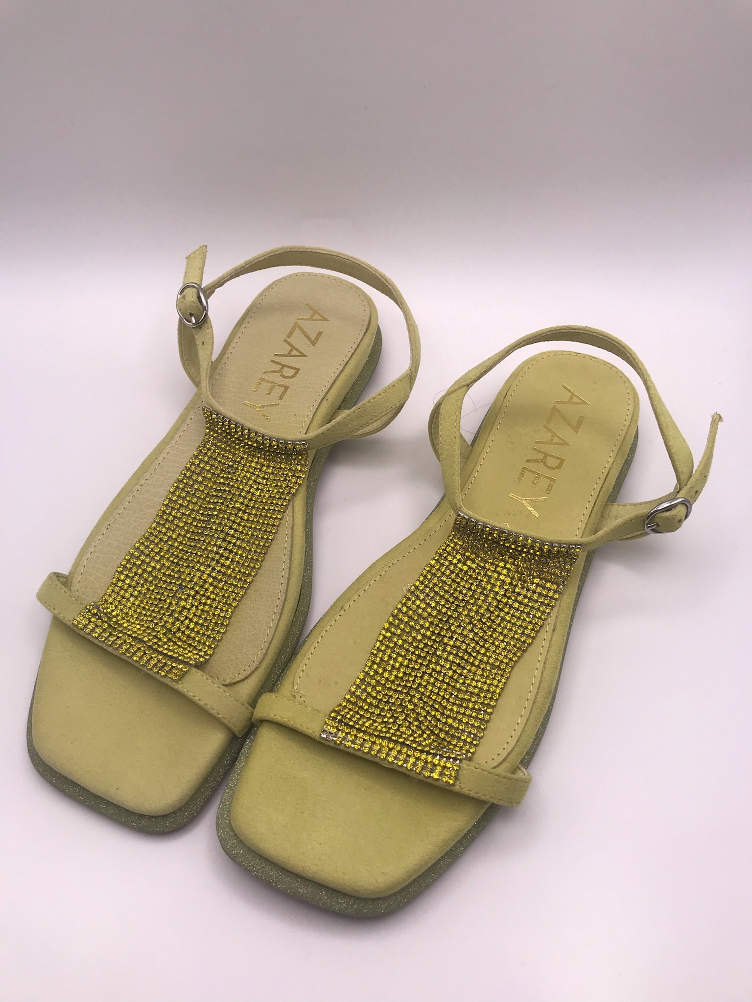 Sandálias Rasas Femininas Azarey em Pele Verde Lima com Brilhantes; Sandália de Verão com Pedraria e Sola Glitter; Calçado Elegante e Confortável