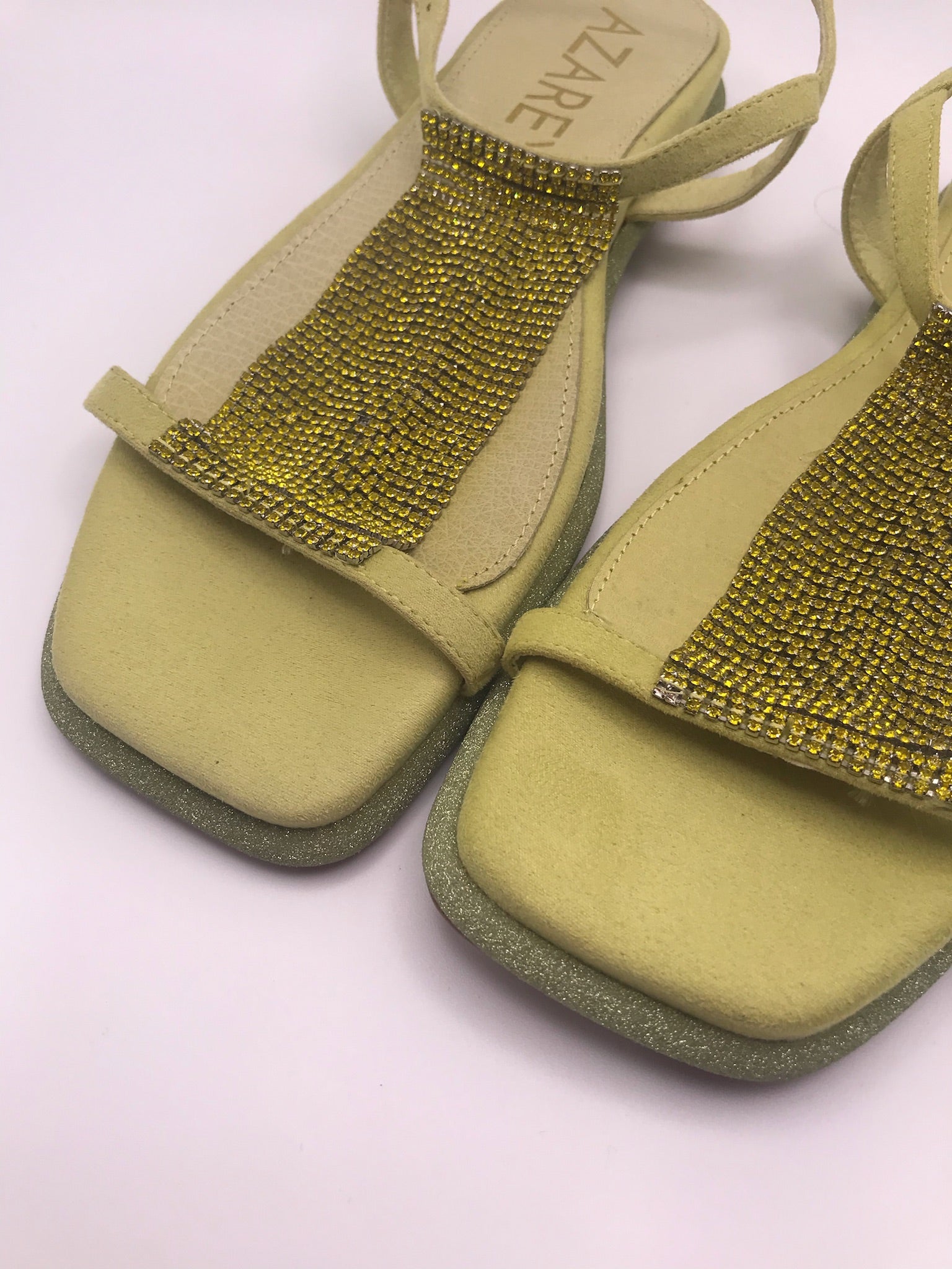 Sandálias Rasas Femininas Azarey em Pele Verde Lima com Brilhantes; Sandália de Verão com Pedraria e Sola Glitter; Calçado Elegante e Confortável