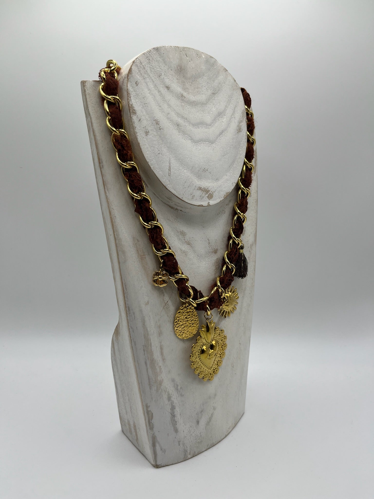 Colar de Corrente Dourada com Cordão Castanho Entrançado e Pendentes de Coração de Viana, Sol e Estrela, Gargantilha Feminina Estilo Boho e Vintage para Oferta de Senhora.