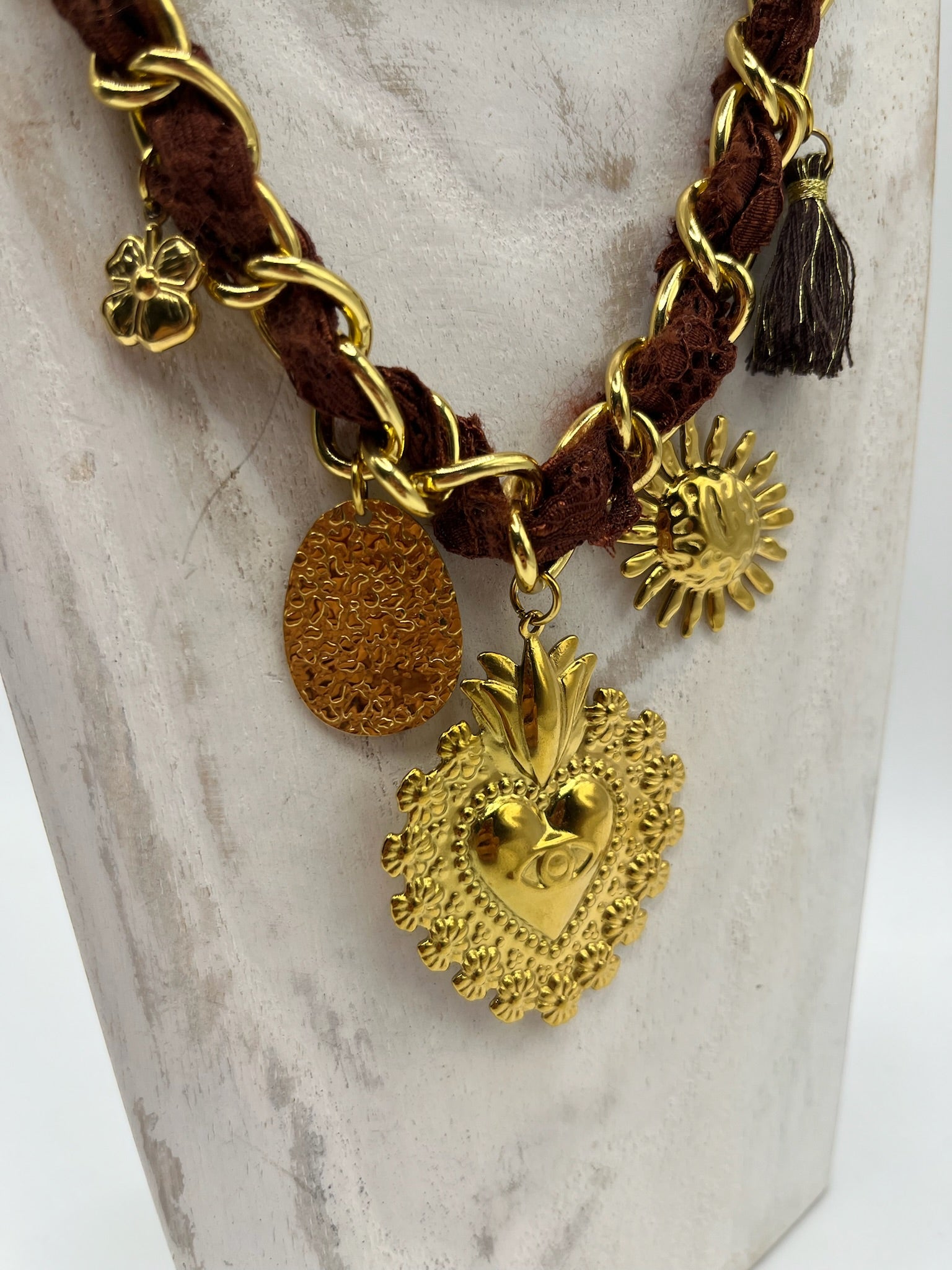 Colar de Corrente Dourada com Cordão Castanho Entrançado e Pendentes de Coração de Viana, Sol e Estrela, Gargantilha Feminina Estilo Boho e Vintage para Oferta de Senhora.