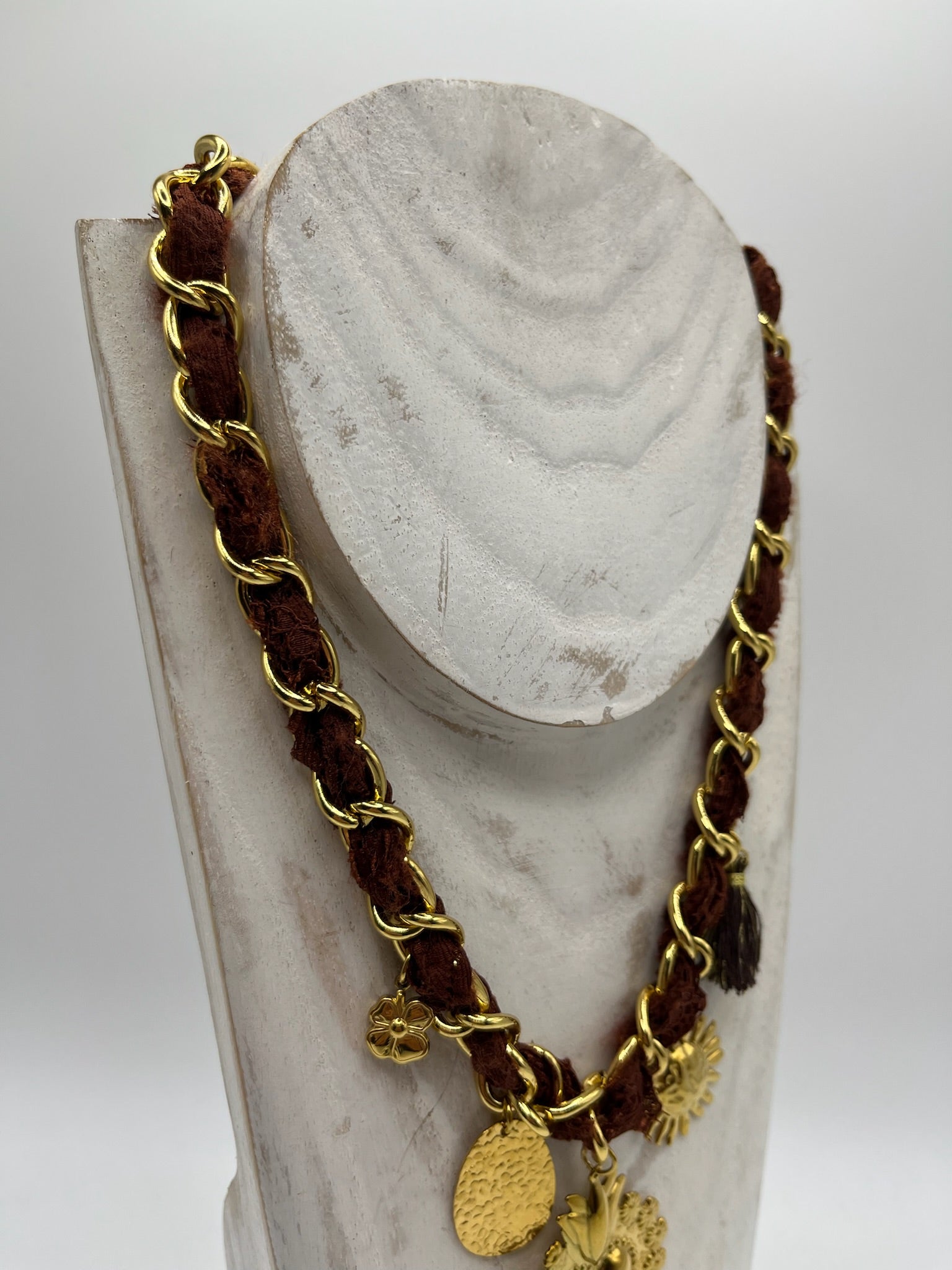 Colar de Corrente Dourada com Cordão Castanho Entrançado e Pendentes de Coração de Viana, Sol e Estrela, Gargantilha Feminina Estilo Boho e Vintage para Oferta de Senhora.