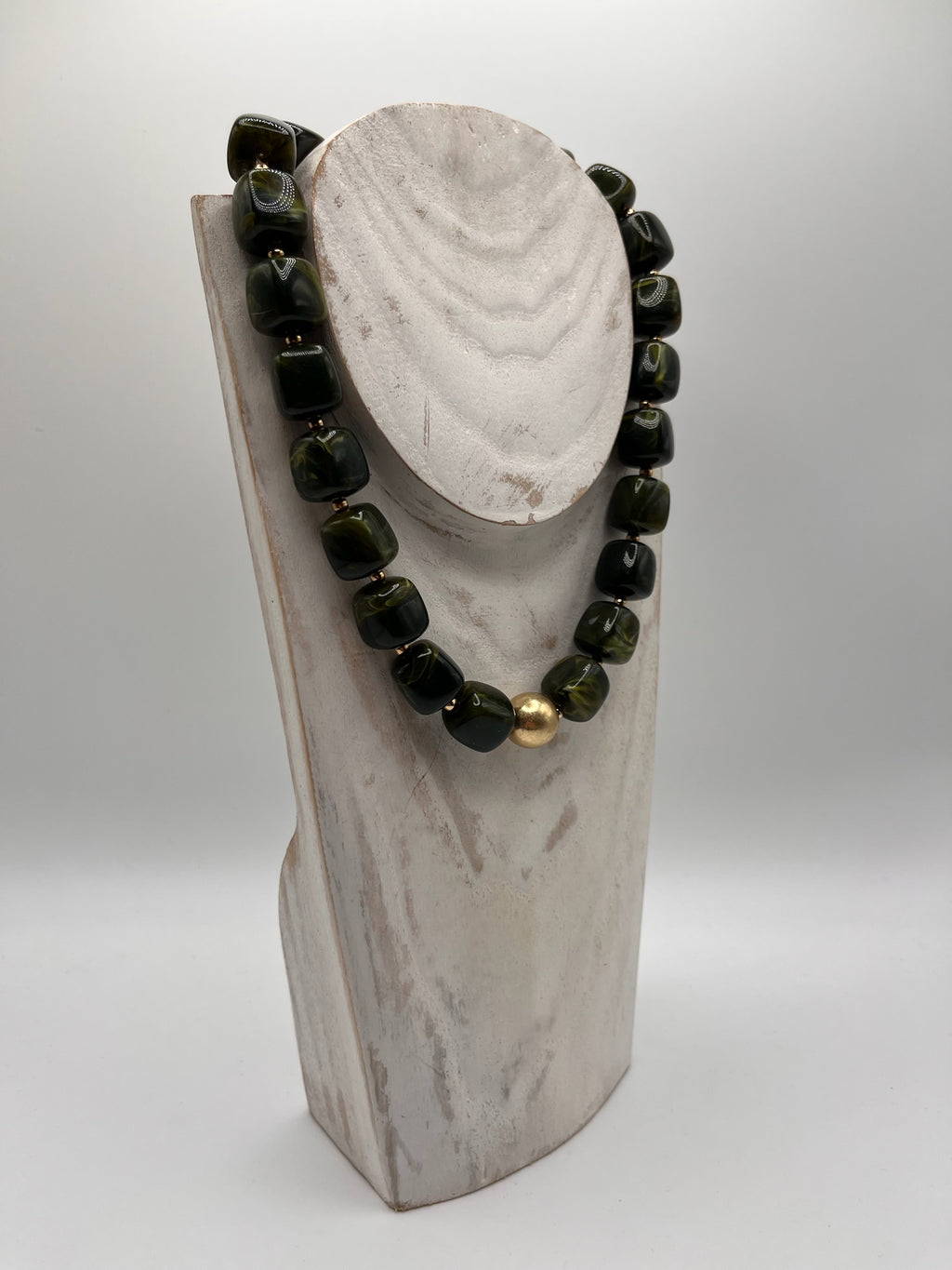 Colar Gargantilha de Contas de Resina Verde Musgo com Esfera Dourada Central, Colar Curto Feminino Ajustável, Acessório de Moda Elegante para Festa e Dia a Dia.