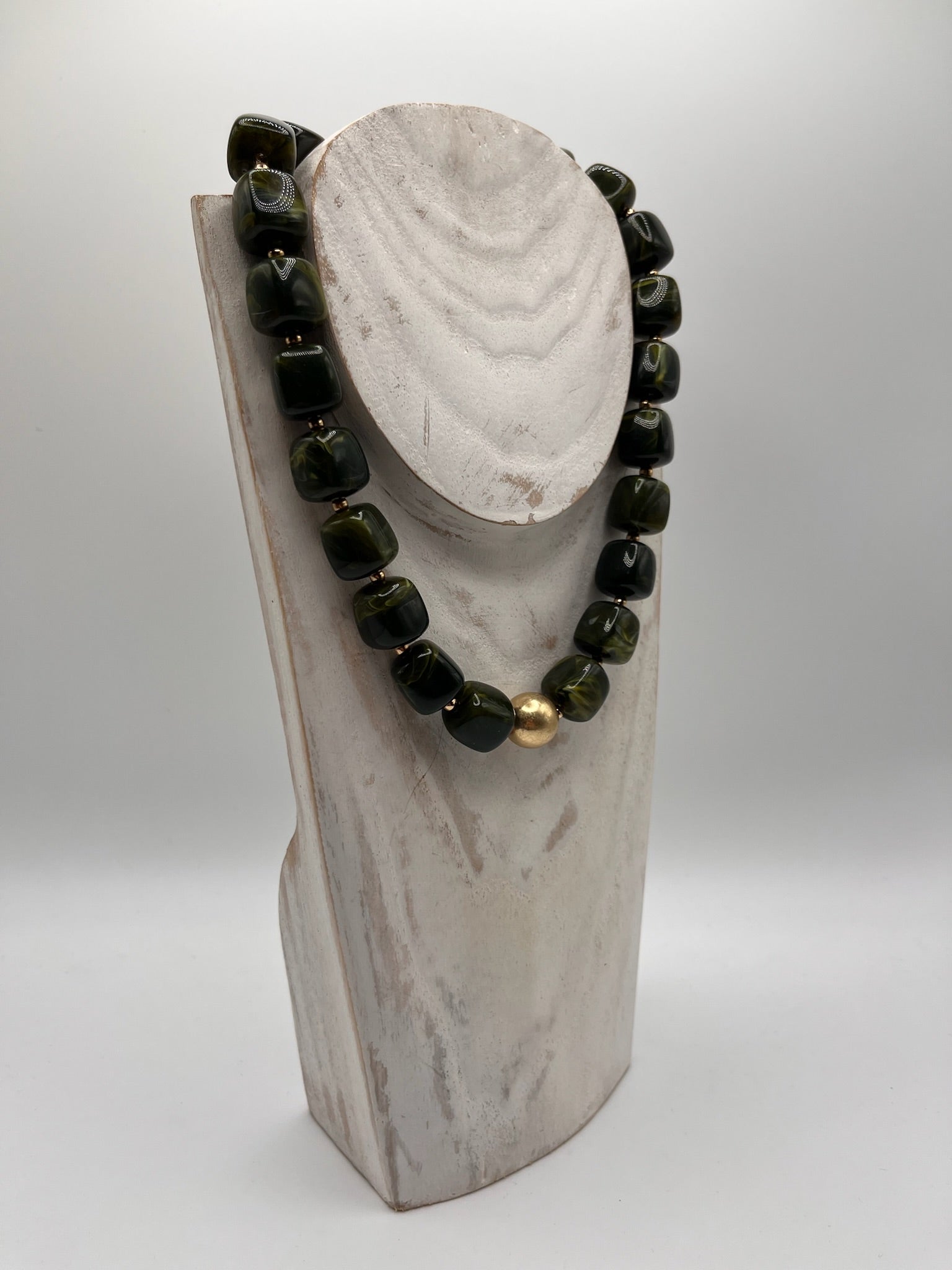 Colar Gargantilha de Contas de Resina Verde Musgo com Esfera Dourada Central, Colar Curto Feminino Ajustável, Acessório de Moda Elegante para Festa e Dia a Dia.