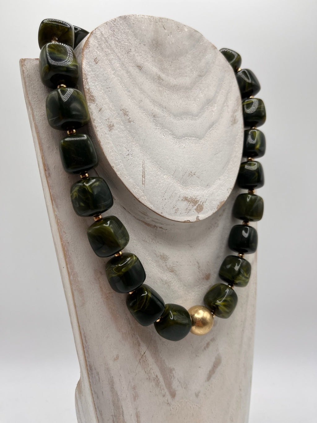 Colar Gargantilha de Contas de Resina Verde Musgo com Esfera Dourada Central, Colar Curto Feminino Ajustável, Acessório de Moda Elegante para Festa e Dia a Dia.