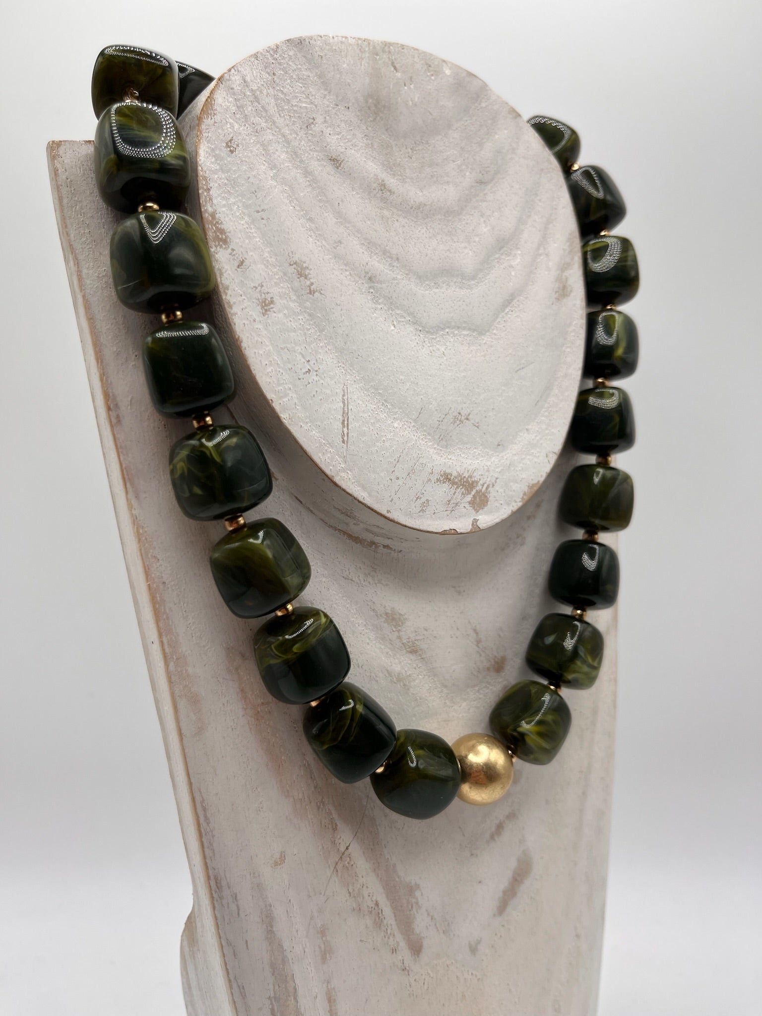 Colar Gargantilha de Contas de Resina Verde Musgo com Esfera Dourada Central, Colar Curto Feminino Ajustável, Acessório de Moda Elegante para Festa e Dia a Dia.