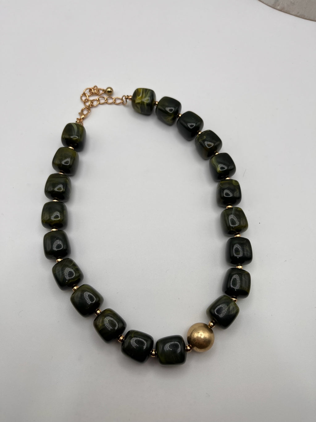 Colar Gargantilha de Contas de Resina Verde Musgo com Esfera Dourada Central, Colar Curto Feminino Ajustável, Acessório de Moda Elegante para Festa e Dia a Dia.