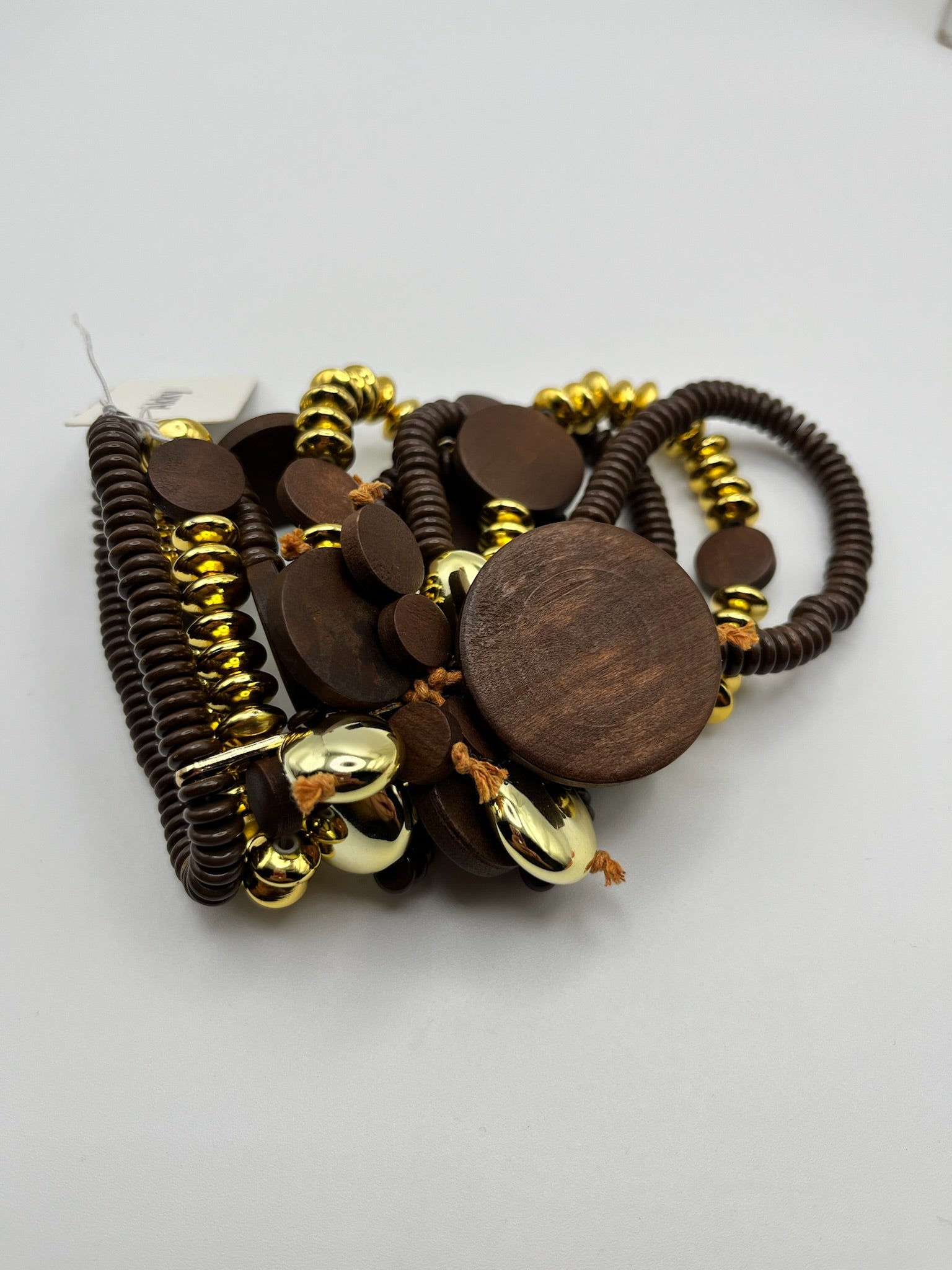 Conjunto de Pulseiras Elásticas Femininas em Madeira e Contas Douradas, Pulseira Multicamada Estilo Boho e Étnico, Acessório de Moda Artesanal para Senhora.