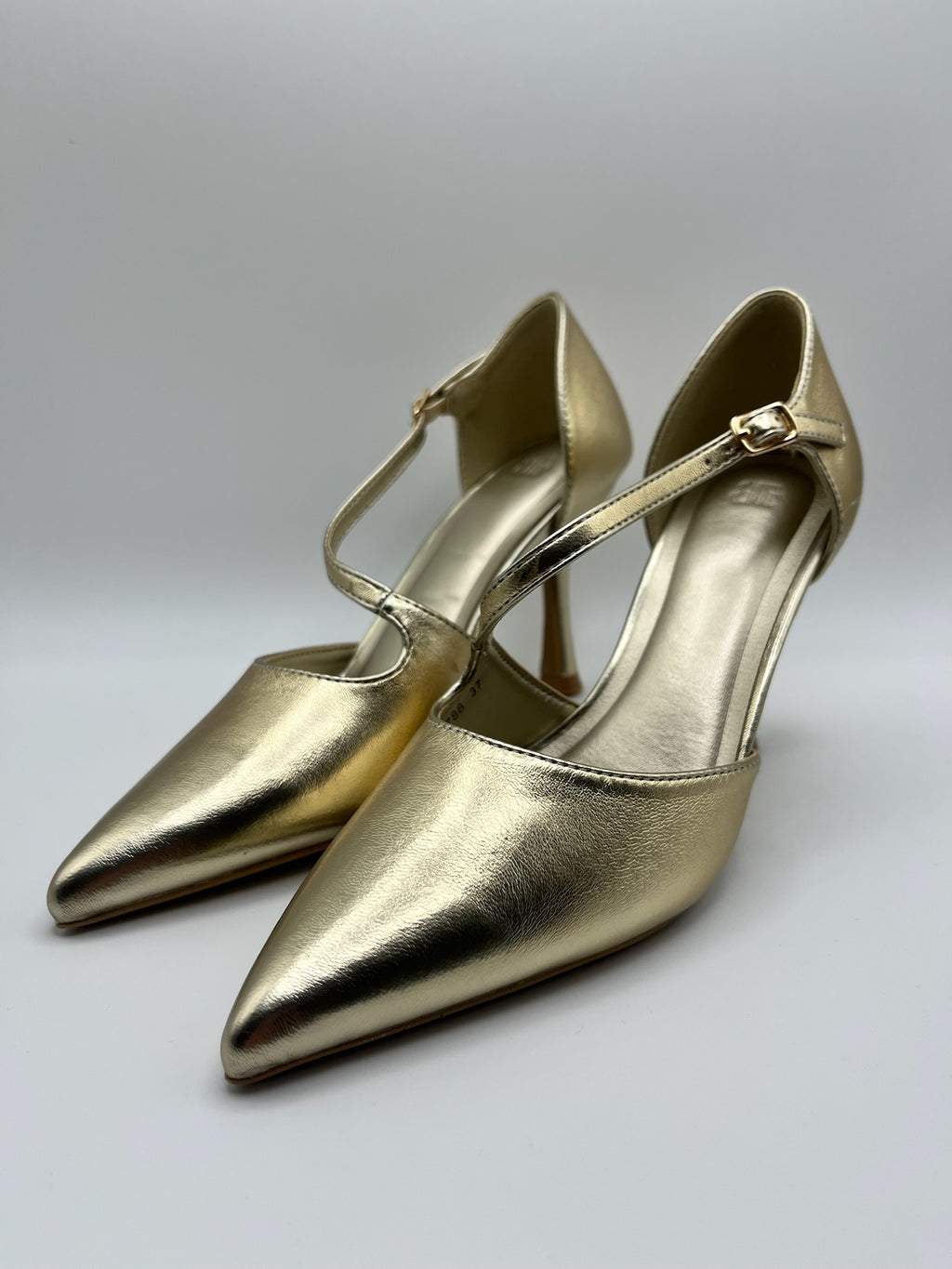 Sapatos de Salto Alto Buonarotti Femininos Dourados com Biqueira Estreita e Tira no Peito do Pé, Stilettos de Festa Elegantes com Acabamento Metalizado, Calçado de Cerimónia e Casamento para Senhora.