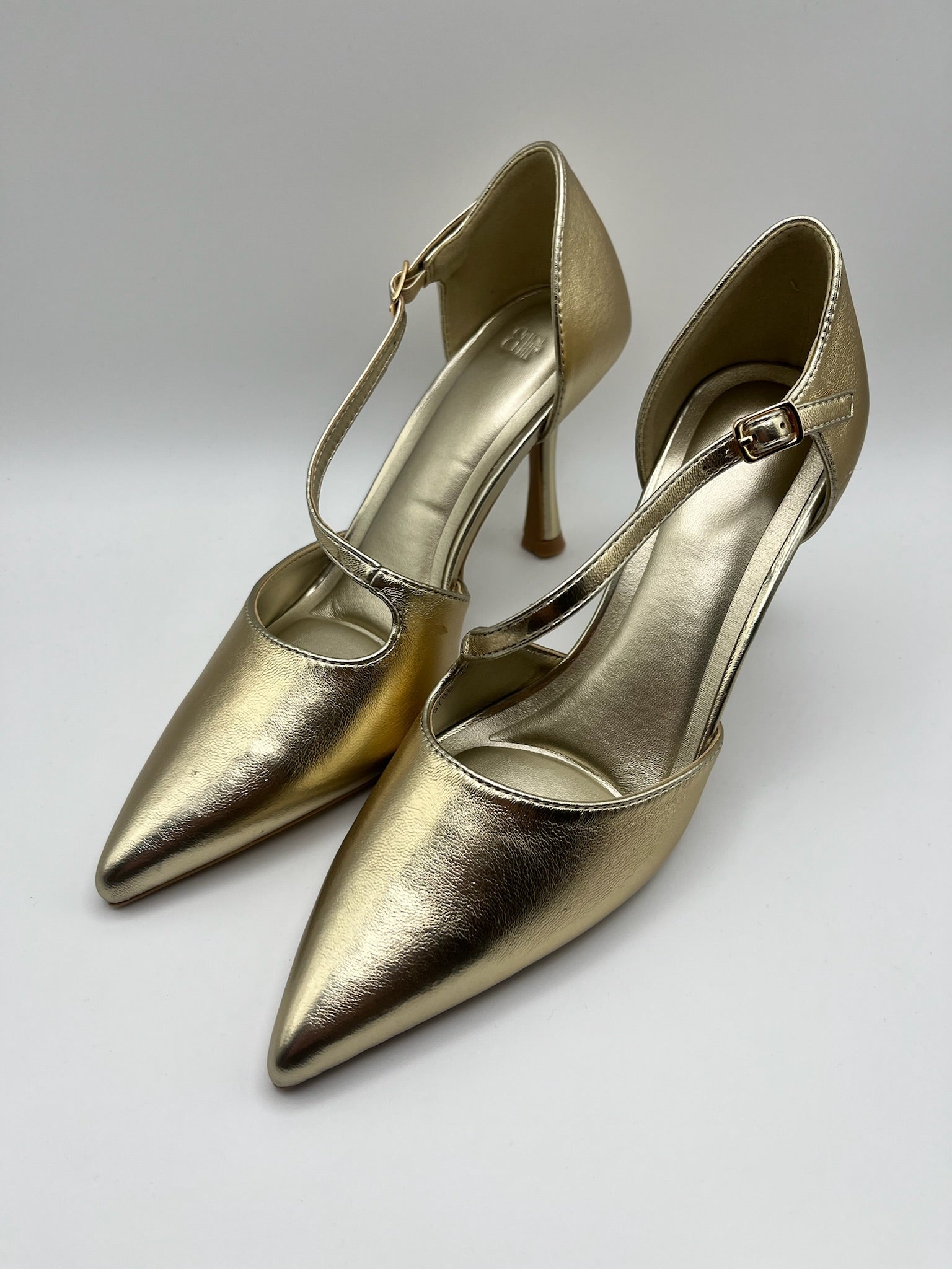 Sapatos de Salto Alto Buonarotti Femininos Dourados com Biqueira Estreita e Tira no Peito do Pé, Stilettos de Festa Elegantes com Acabamento Metalizado, Calçado de Cerimónia e Casamento para Senhora.