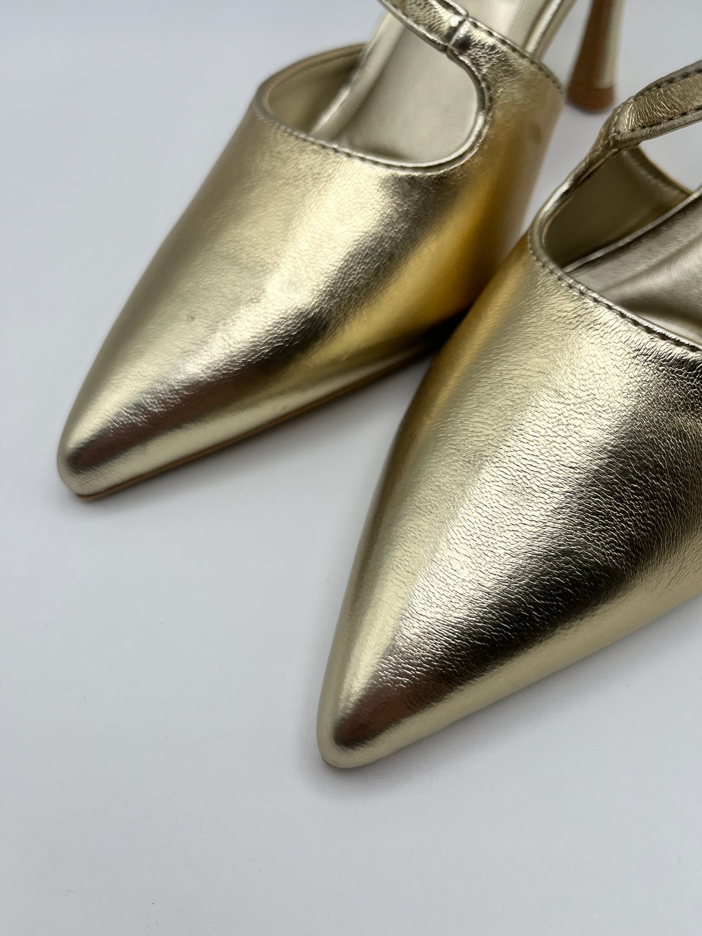 Sapatos de Salto Alto Buonarotti Femininos Dourados com Biqueira Estreita e Tira no Peito do Pé, Stilettos de Festa Elegantes com Acabamento Metalizado, Calçado de Cerimónia e Casamento para Senhora.