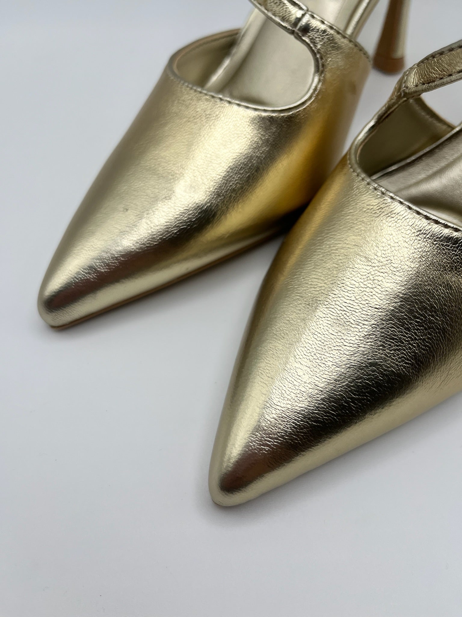 Sapatos de Salto Alto Buonarotti Femininos Dourados com Biqueira Estreita e Tira no Peito do Pé, Stilettos de Festa Elegantes com Acabamento Metalizado, Calçado de Cerimónia e Casamento para Senhora.