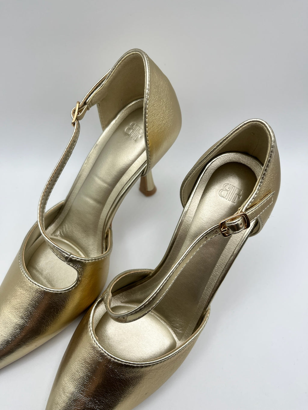 Sapatos de Salto Alto Buonarotti Femininos Dourados com Biqueira Estreita e Tira no Peito do Pé, Stilettos de Festa Elegantes com Acabamento Metalizado, Calçado de Cerimónia e Casamento para Senhora.
