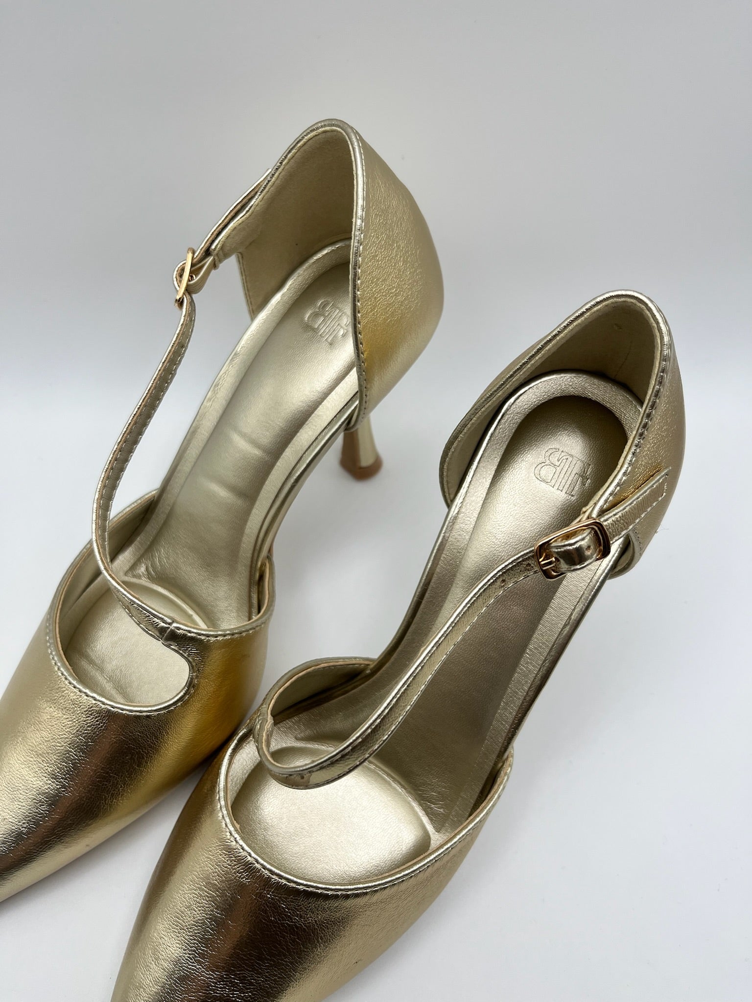 Sapatos de Salto Alto Buonarotti Femininos Dourados com Biqueira Estreita e Tira no Peito do Pé, Stilettos de Festa Elegantes com Acabamento Metalizado, Calçado de Cerimónia e Casamento para Senhora.