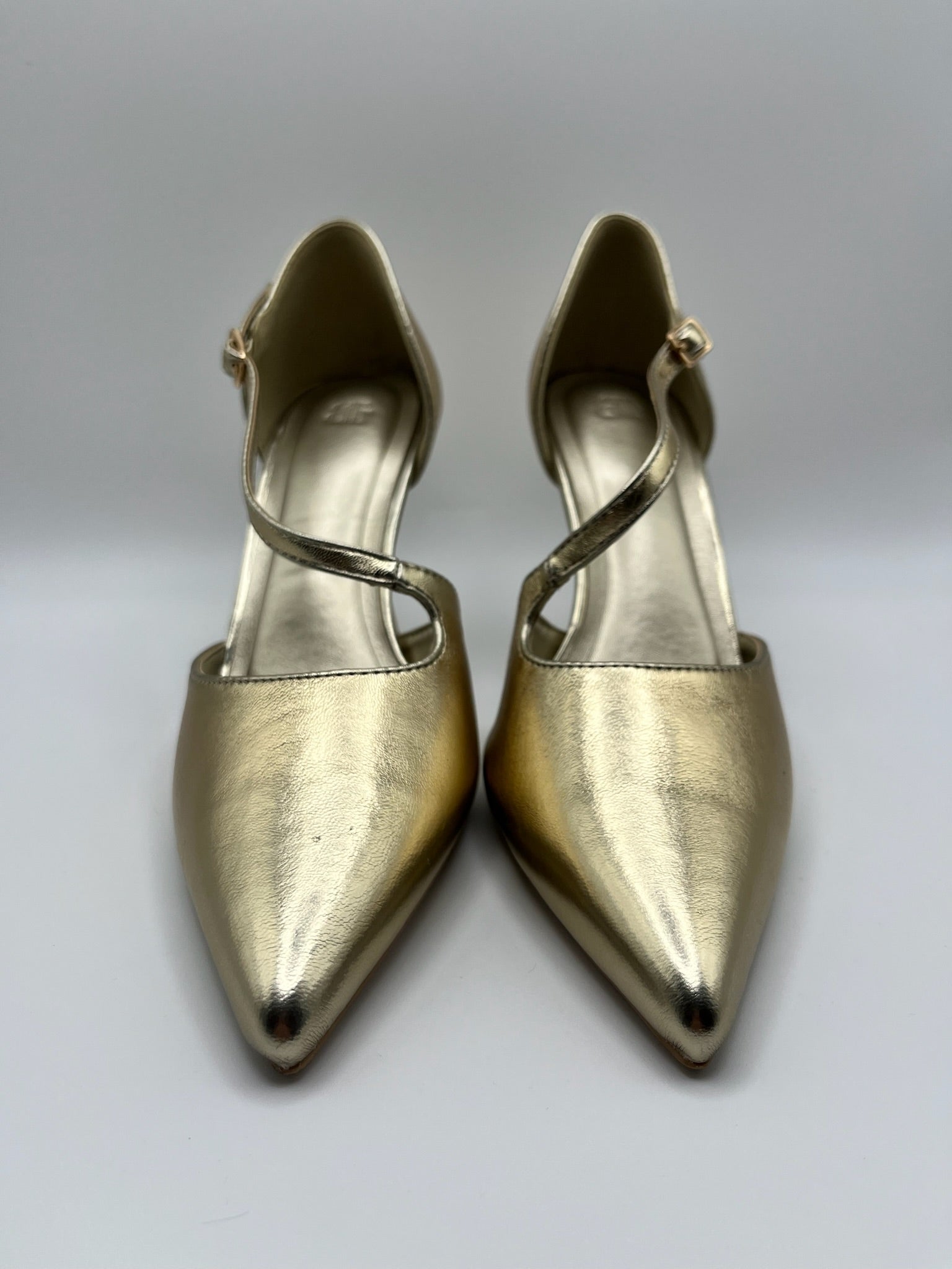 Sapatos de Salto Alto Buonarotti Femininos Dourados com Biqueira Estreita e Tira no Peito do Pé, Stilettos de Festa Elegantes com Acabamento Metalizado, Calçado de Cerimónia e Casamento para Senhora.