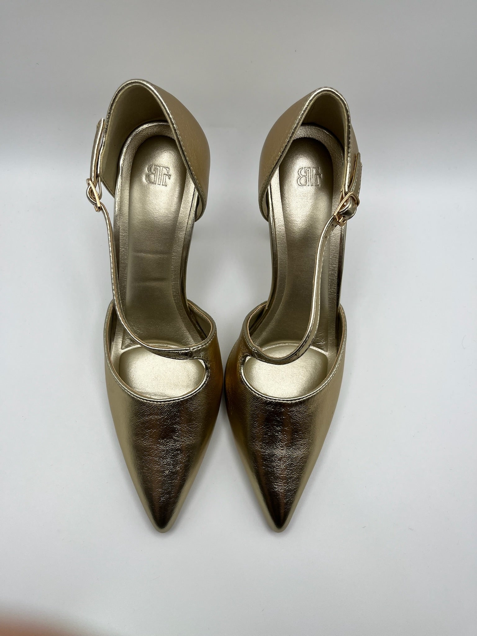 Sapatos de Salto Alto Buonarotti Femininos Dourados com Biqueira Estreita e Tira no Peito do Pé, Stilettos de Festa Elegantes com Acabamento Metalizado, Calçado de Cerimónia e Casamento para Senhora.