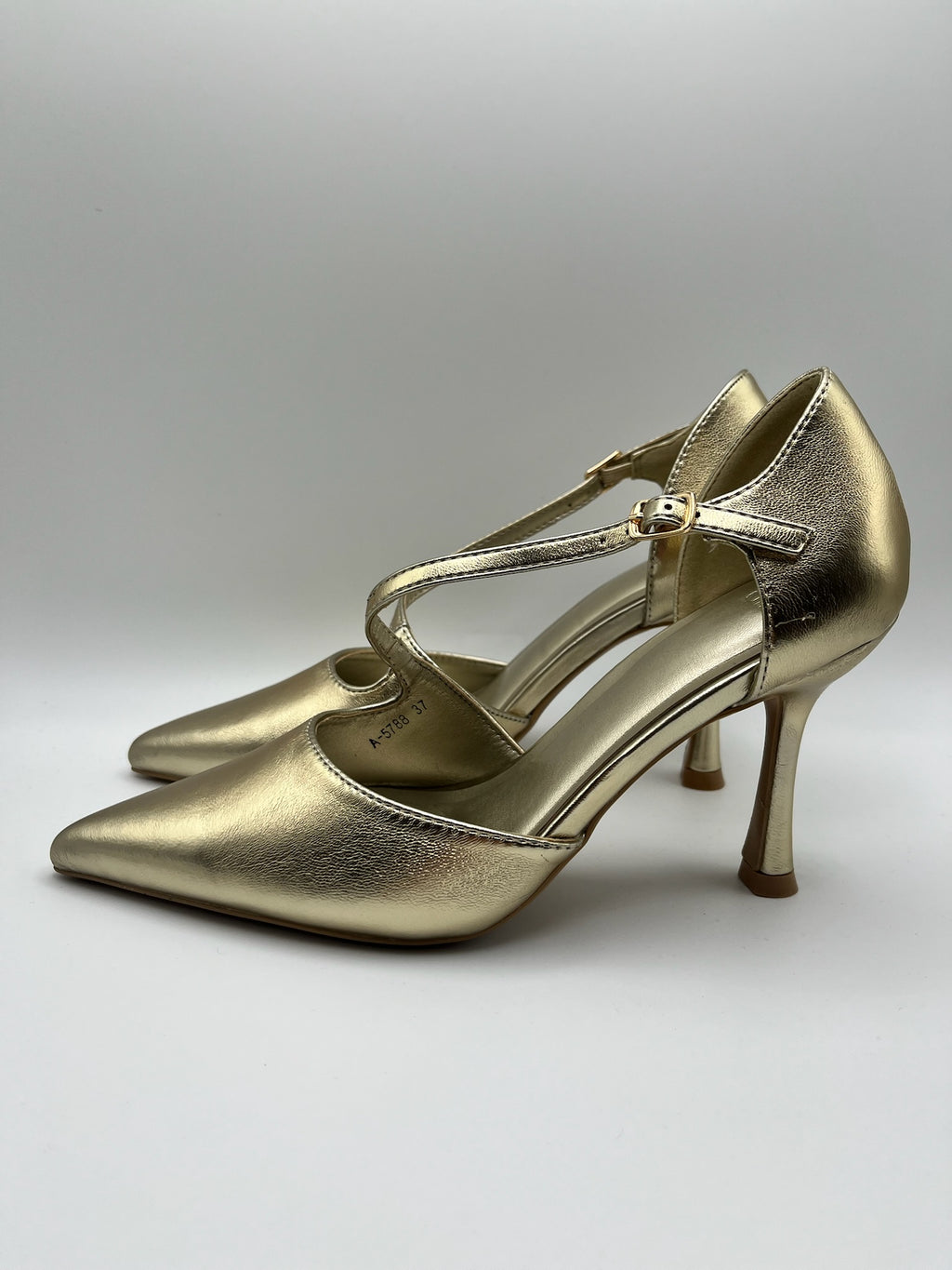 Sapatos de Salto Alto Buonarotti Femininos Dourados com Biqueira Estreita e Tira no Peito do Pé, Stilettos de Festa Elegantes com Acabamento Metalizado, Calçado de Cerimónia e Casamento para Senhora.