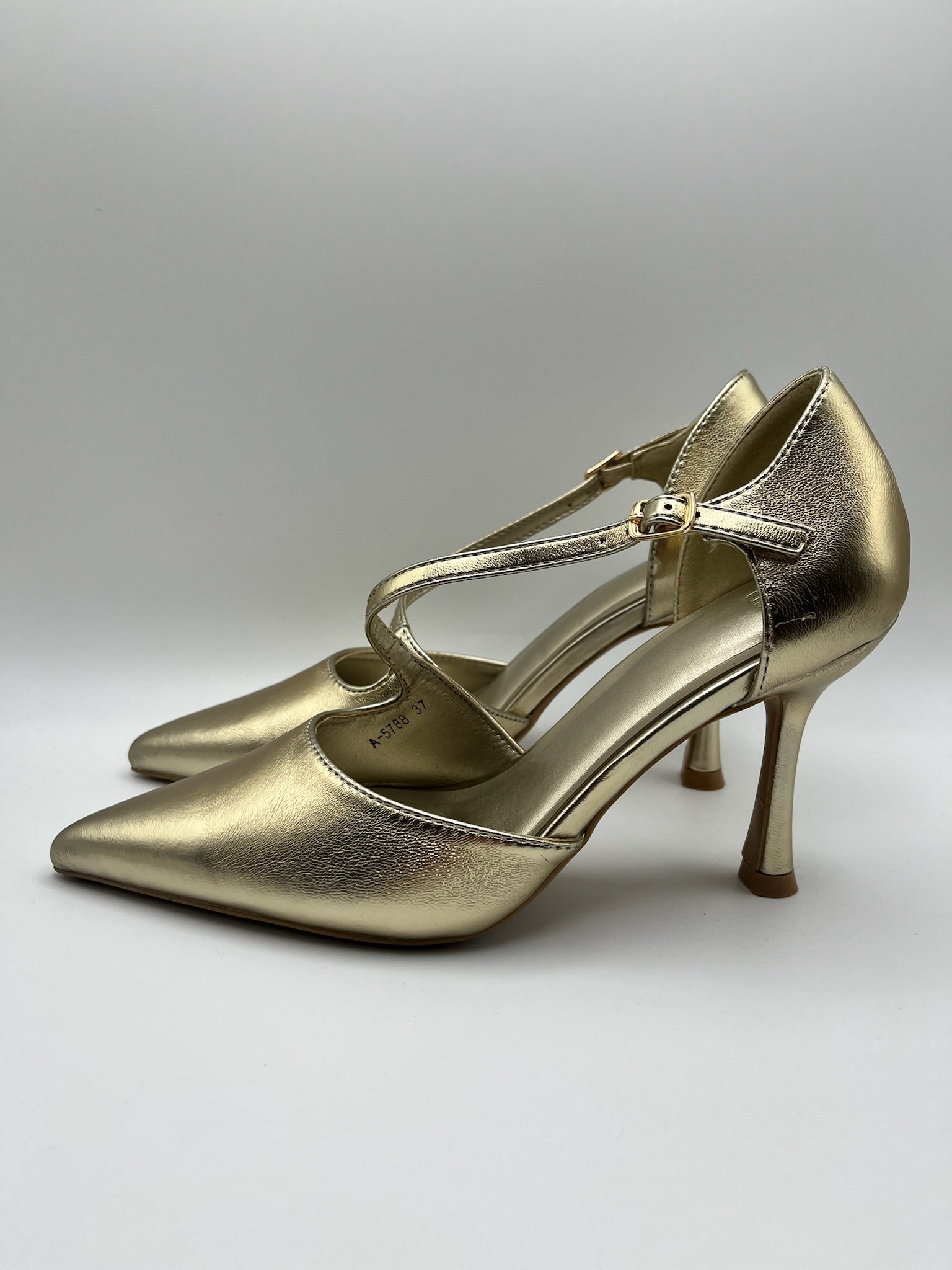 Sapatos de Salto Alto Buonarotti Femininos Dourados com Biqueira Estreita e Tira no Peito do Pé, Stilettos de Festa Elegantes com Acabamento Metalizado, Calçado de Cerimónia e Casamento para Senhora.