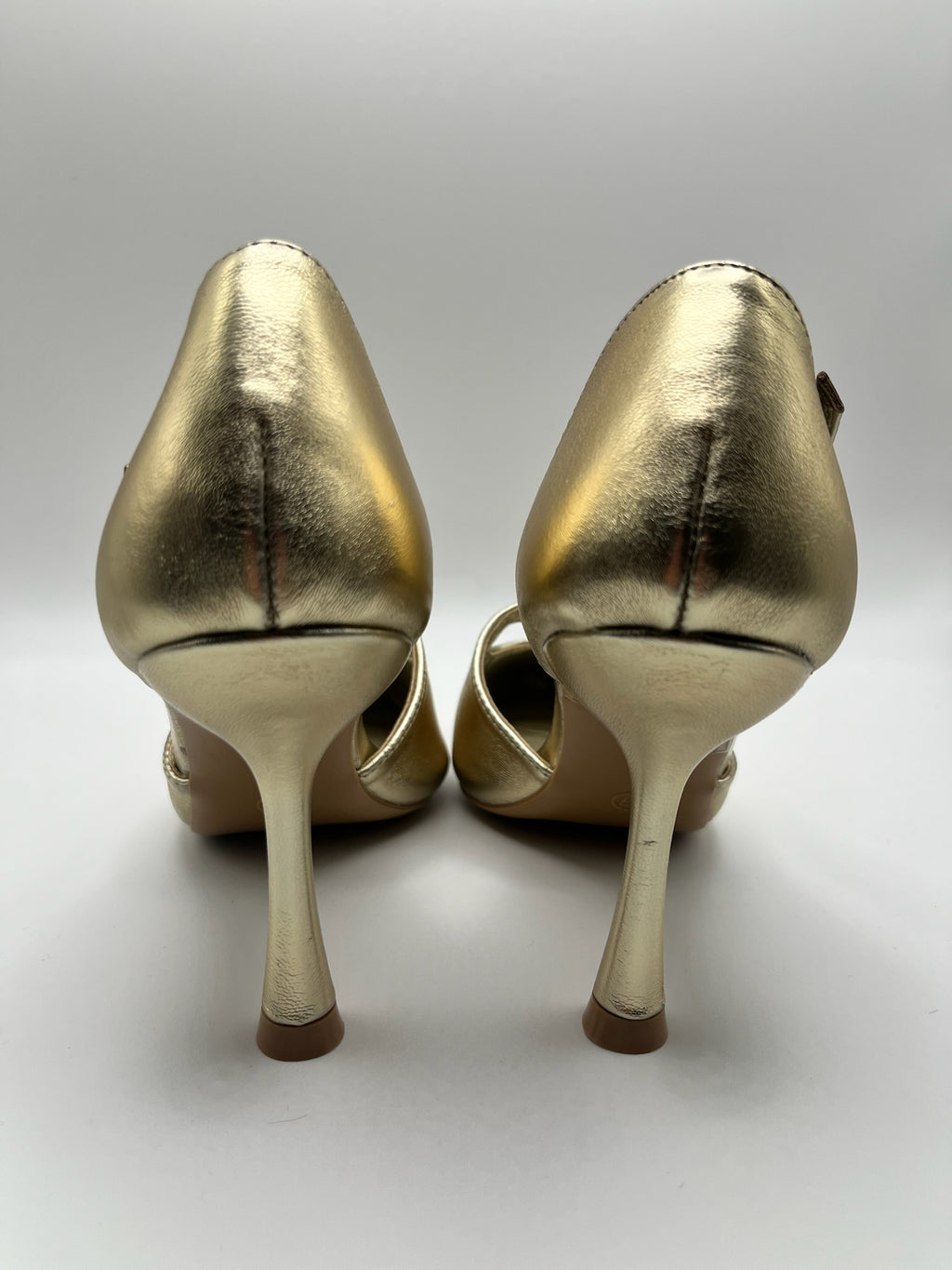 Sapatos de Salto Alto Buonarotti Femininos Dourados com Biqueira Estreita e Tira no Peito do Pé, Stilettos de Festa Elegantes com Acabamento Metalizado, Calçado de Cerimónia e Casamento para Senhora.