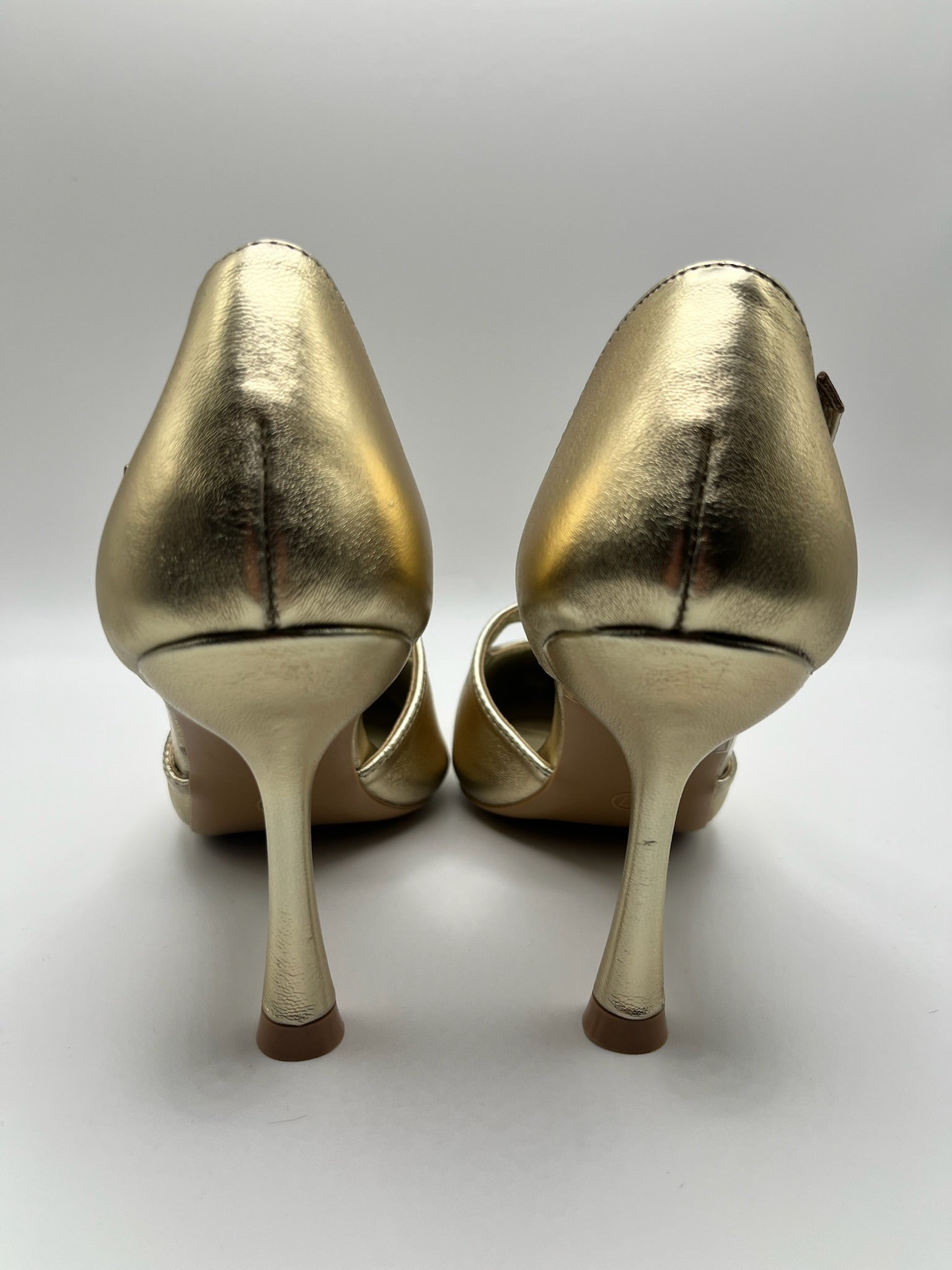 Sapatos de Salto Alto Buonarotti Femininos Dourados com Biqueira Estreita e Tira no Peito do Pé, Stilettos de Festa Elegantes com Acabamento Metalizado, Calçado de Cerimónia e Casamento para Senhora.