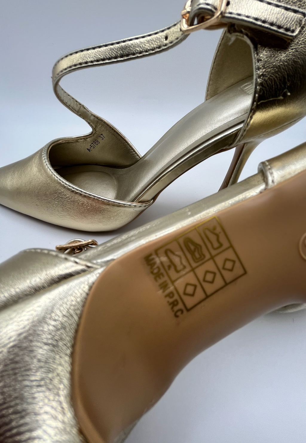 Sapatos de Salto Alto Buonarotti Femininos Dourados com Biqueira Estreita e Tira no Peito do Pé, Stilettos de Festa Elegantes com Acabamento Metalizado, Calçado de Cerimónia e Casamento para Senhora.
