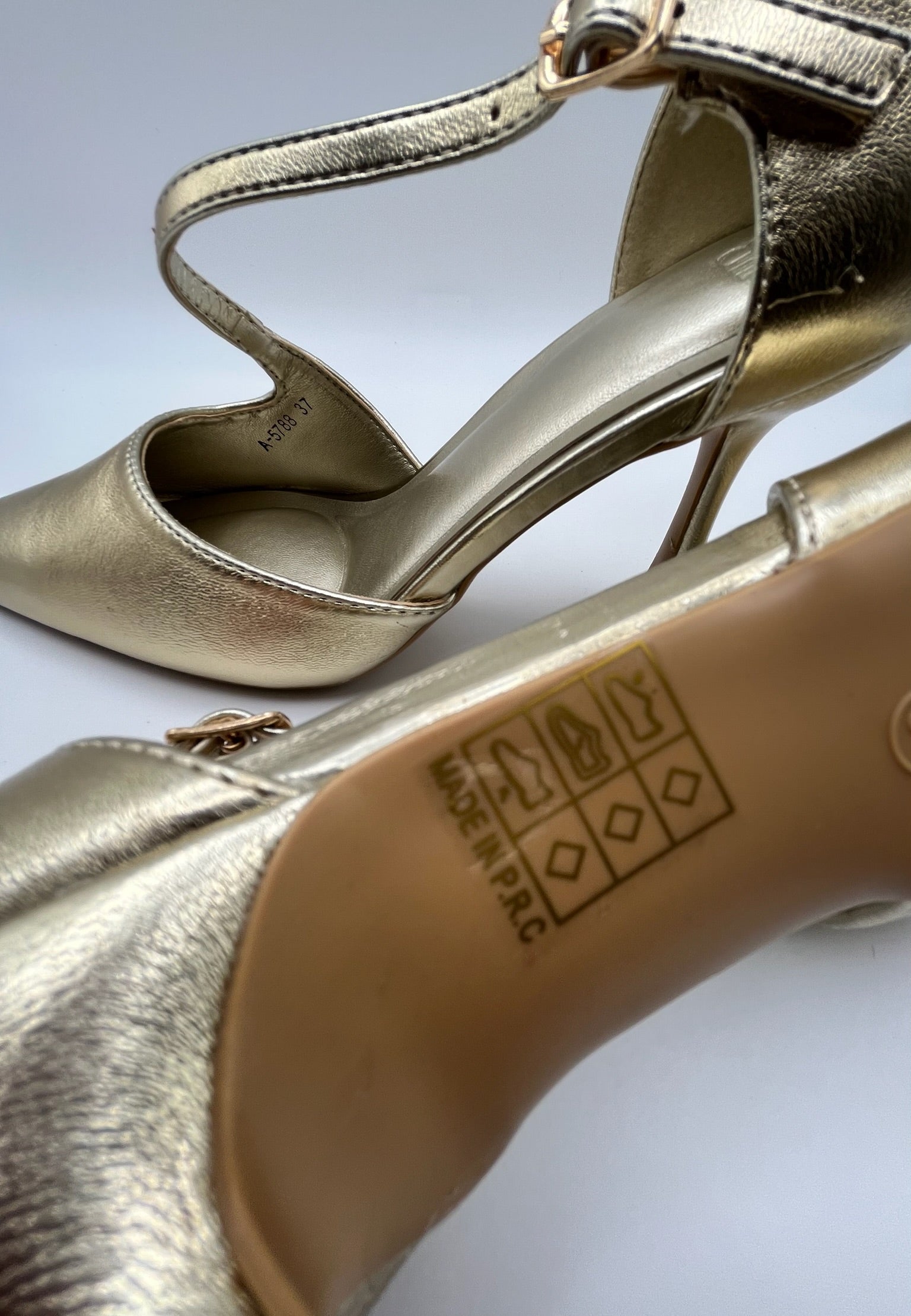 Sapatos de Salto Alto Buonarotti Femininos Dourados com Biqueira Estreita e Tira no Peito do Pé, Stilettos de Festa Elegantes com Acabamento Metalizado, Calçado de Cerimónia e Casamento para Senhora.