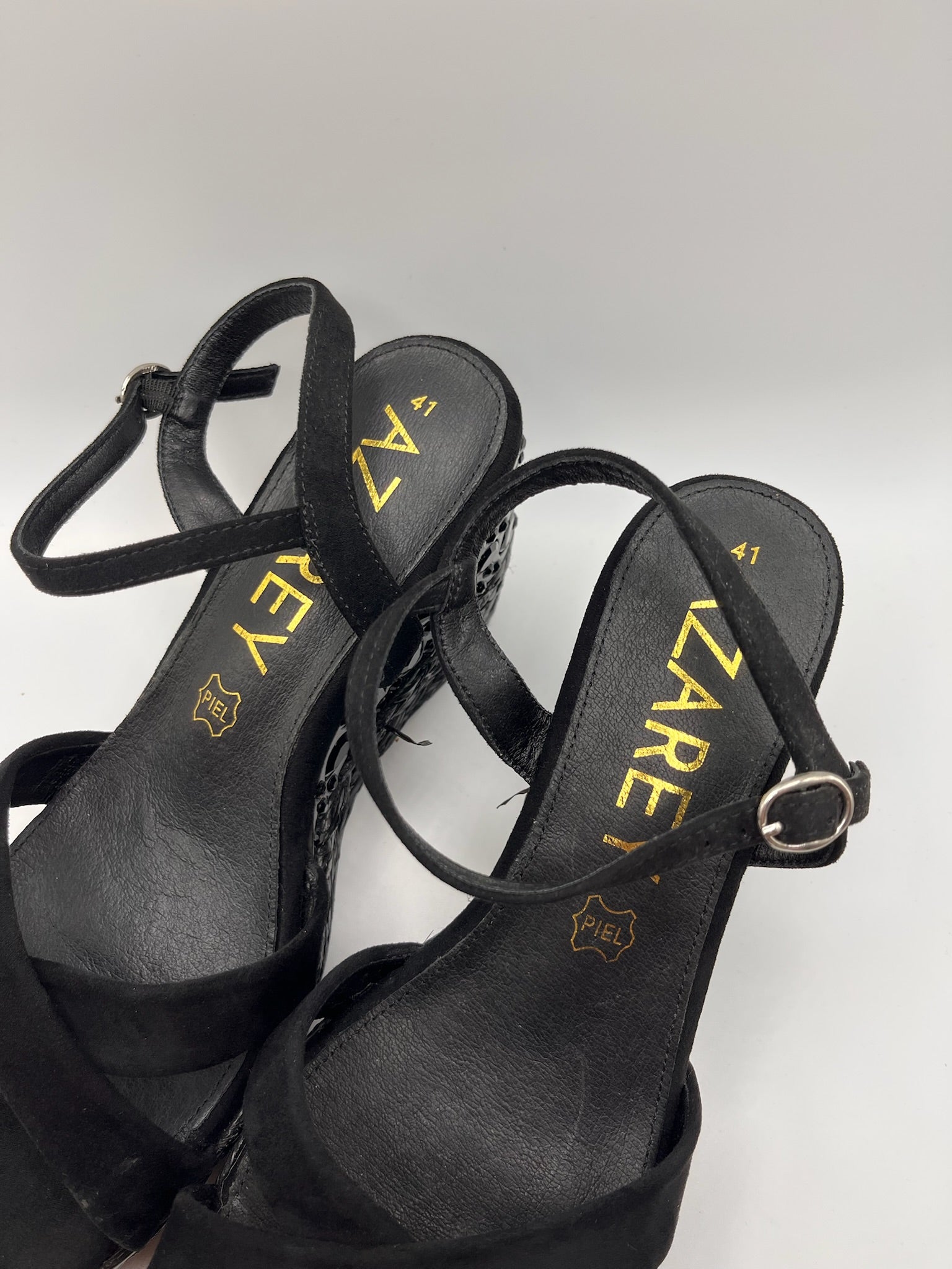 Sandálias de cunha Azarey pretas camurça palmilha pele cunha trançada pedras, sapatos cunha mulher plataforma fivela tornozelo verão confortáveis elegantes