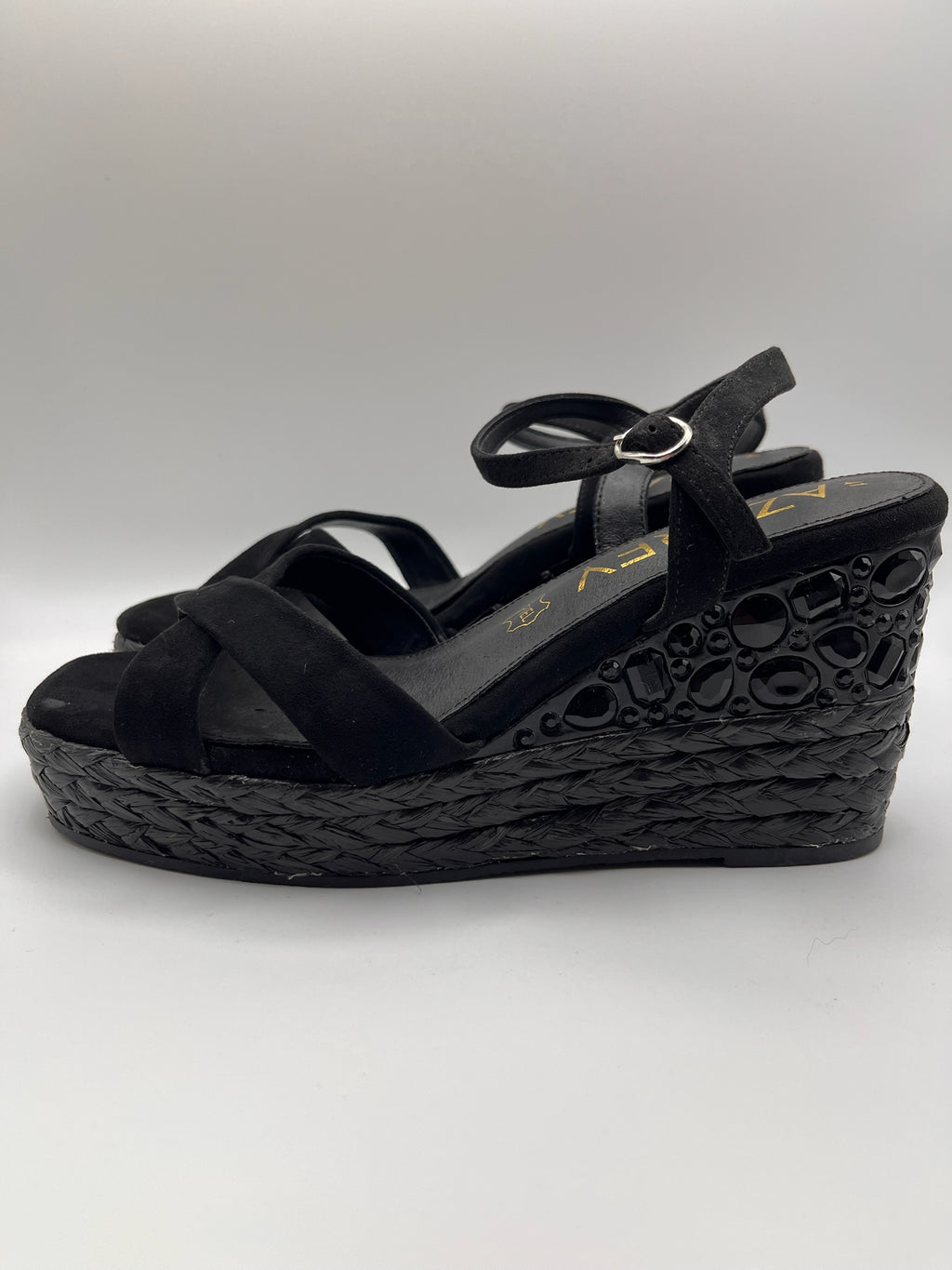 Sandálias de cunha Azarey pretas camurça palmilha pele cunha trançada pedras, sapatos cunha mulher plataforma fivela tornozelo verão confortáveis elegantes