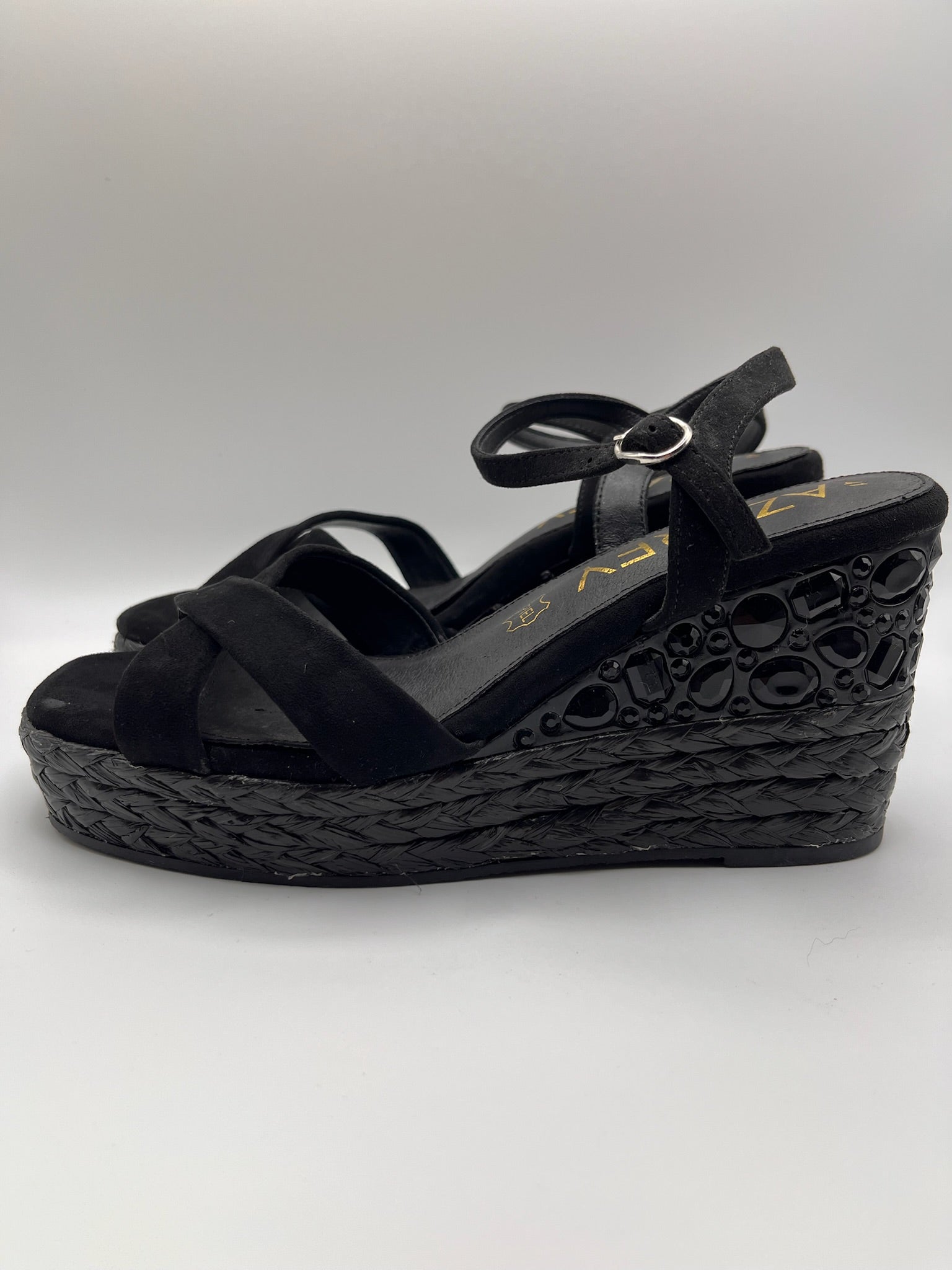 Sandálias de cunha Azarey pretas camurça palmilha pele cunha trançada pedras, sapatos cunha mulher plataforma fivela tornozelo verão confortáveis elegantes