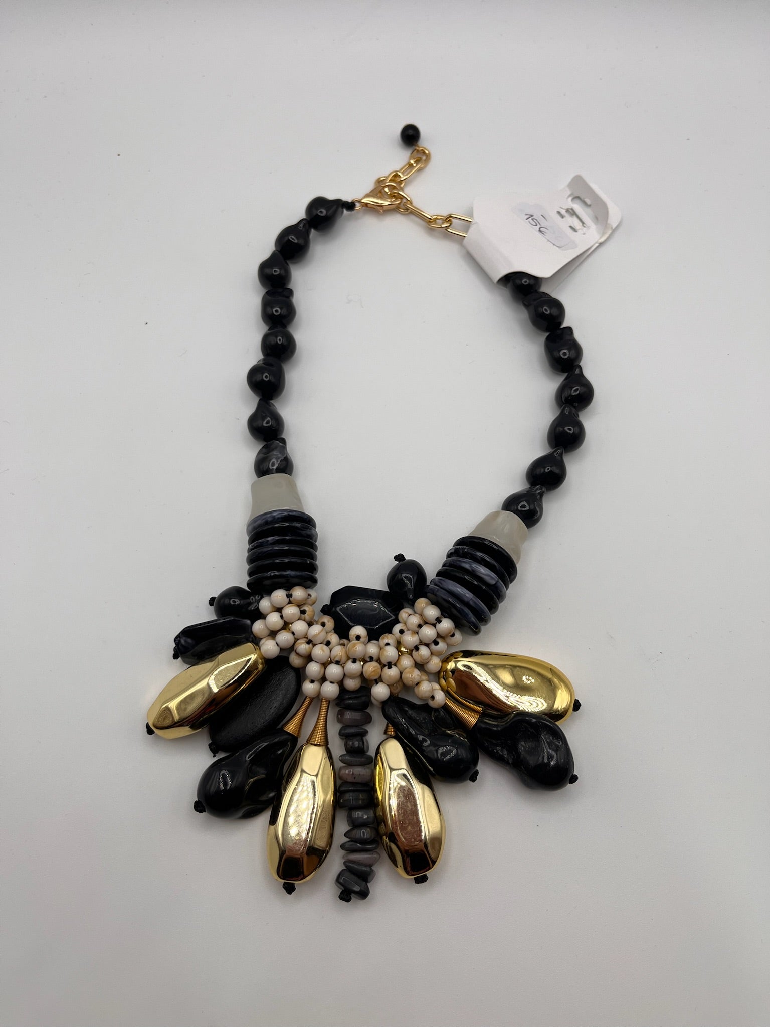 Colar Feminino de Declaração Boho Chic; Gargantilha Étnica com Pedras Pretas e Detalhes Dourados; Acessório de Moda Elegante para Festa e Eventos; Bijuteria Artesanal de Luxo com Corrente Ajustável