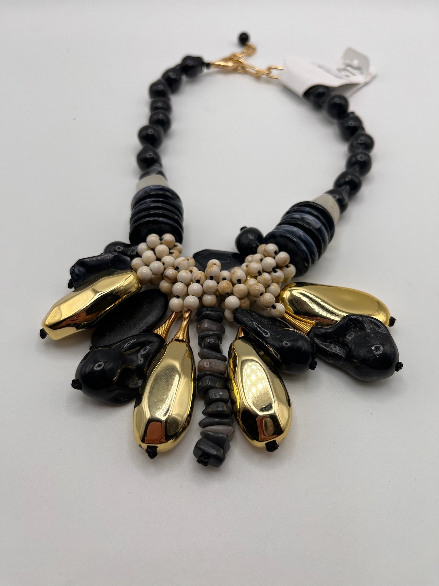 Colar Feminino de Declaração Boho Chic; Gargantilha Étnica com Pedras Pretas e Detalhes Dourados; Acessório de Moda Elegante para Festa e Eventos; Bijuteria Artesanal de Luxo com Corrente Ajustável