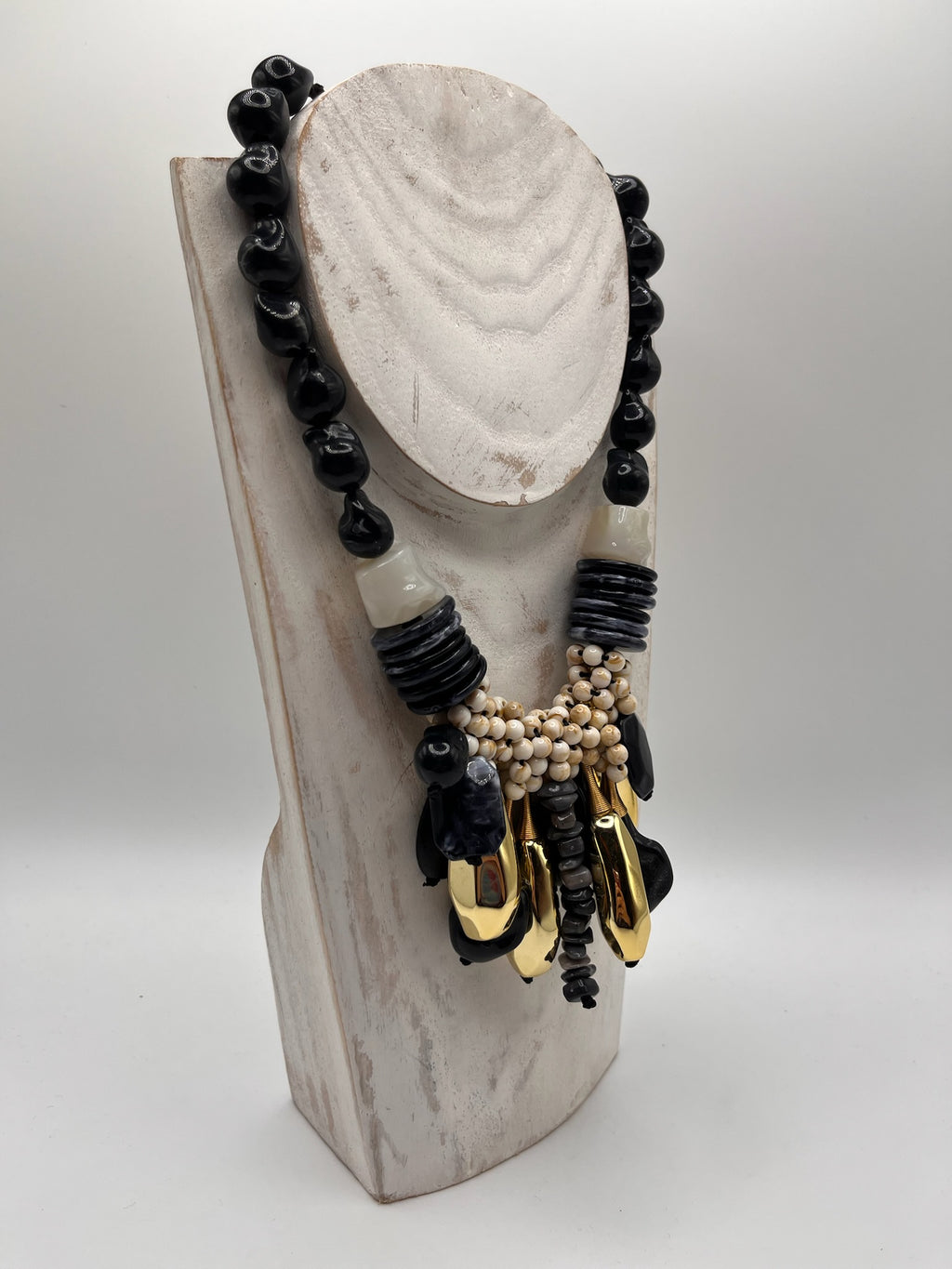 Colar Feminino de Declaração Boho Chic; Gargantilha Étnica com Pedras Pretas e Detalhes Dourados; Acessório de Moda Elegante para Festa e Eventos; Bijuteria Artesanal de Luxo com Corrente Ajustável