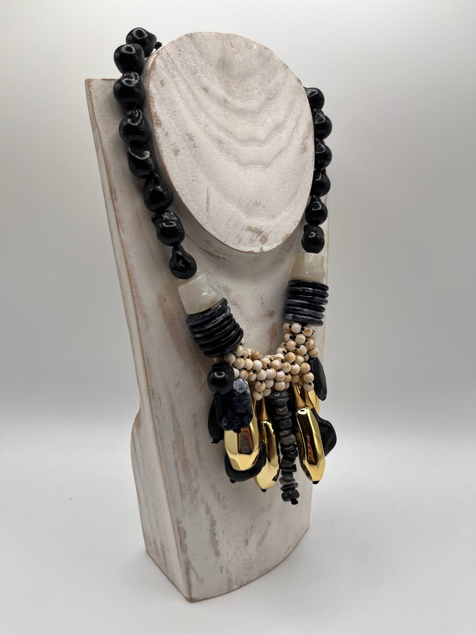 Colar Feminino de Declaração Boho Chic; Gargantilha Étnica com Pedras Pretas e Detalhes Dourados; Acessório de Moda Elegante para Festa e Eventos; Bijuteria Artesanal de Luxo com Corrente Ajustável