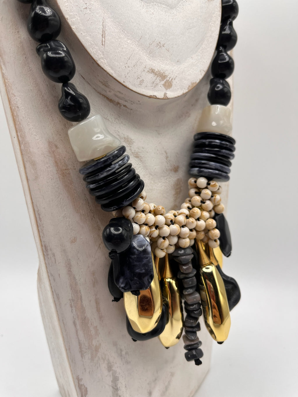 Colar Feminino de Declaração Boho Chic; Gargantilha Étnica com Pedras Pretas e Detalhes Dourados; Acessório de Moda Elegante para Festa e Eventos; Bijuteria Artesanal de Luxo com Corrente Ajustável