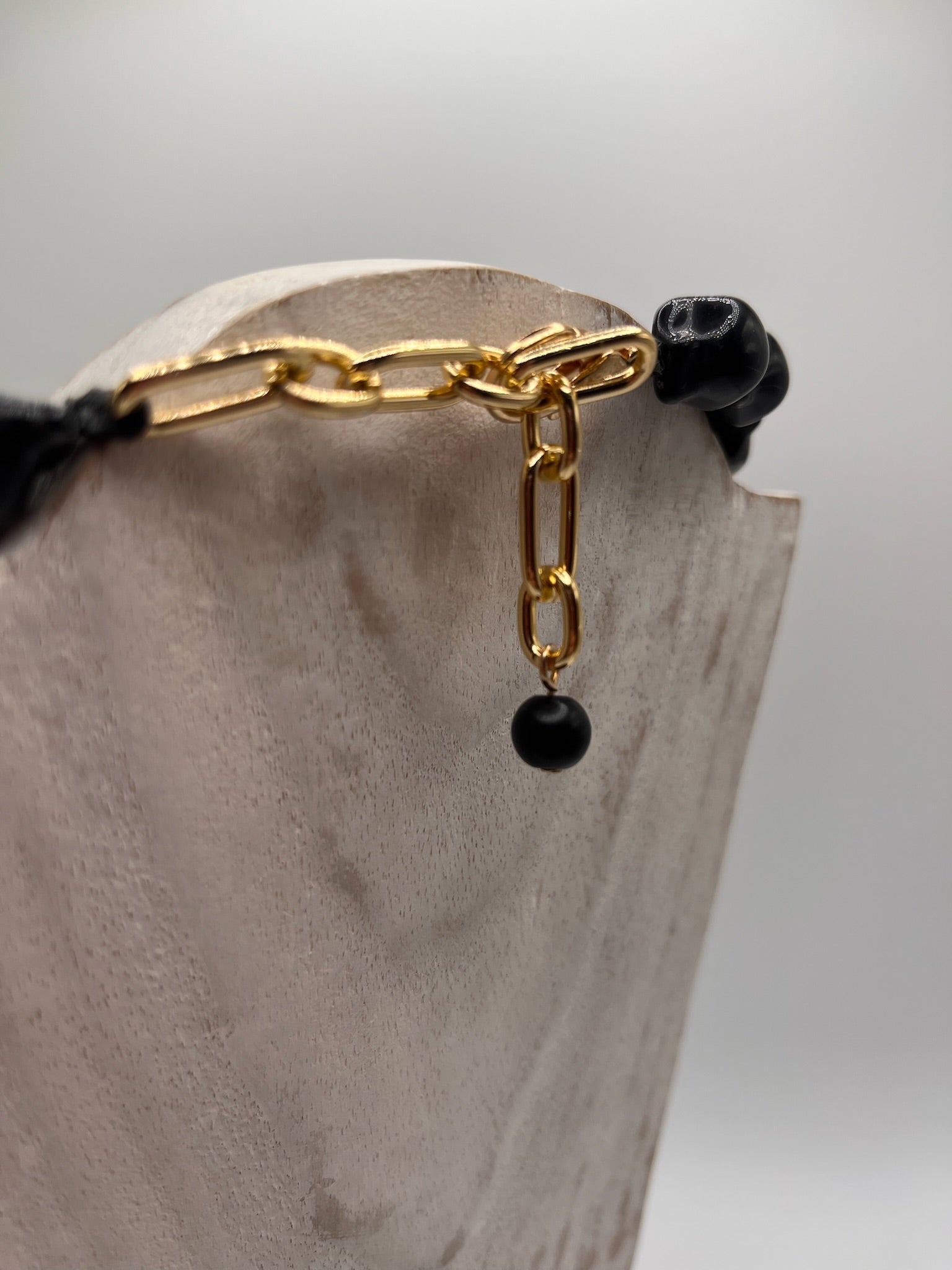 Colar Feminino de Declaração Boho Chic; Gargantilha Étnica com Pedras Pretas e Detalhes Dourados; Acessório de Moda Elegante para Festa e Eventos; Bijuteria Artesanal de Luxo com Corrente Ajustável